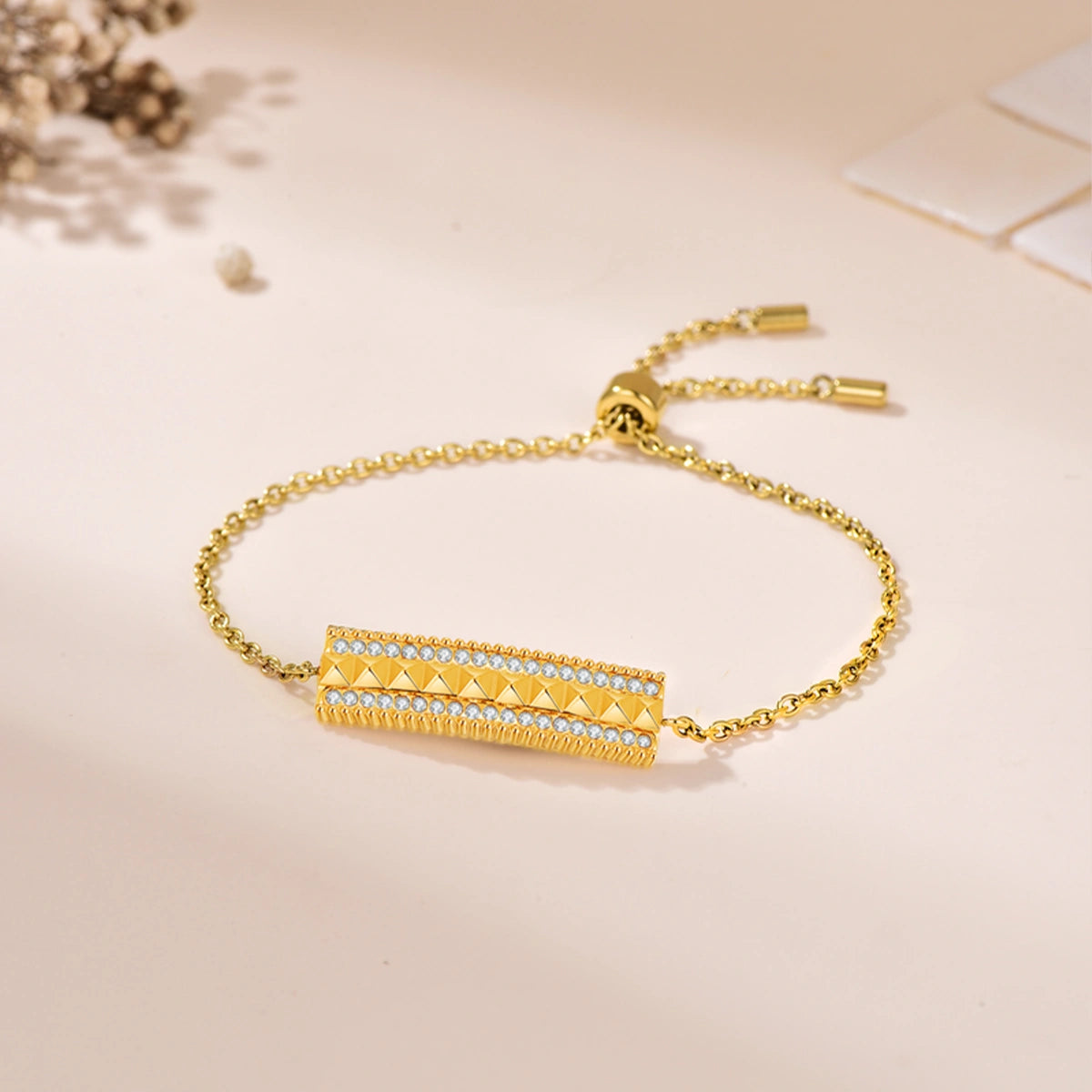 نورة / سوار بلون الذهب