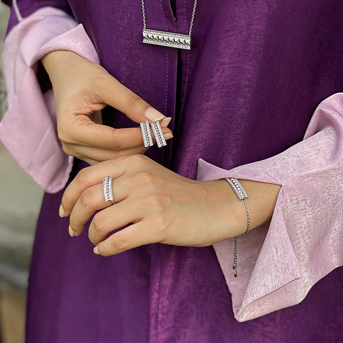 نورة / أقراط باللون الفضي