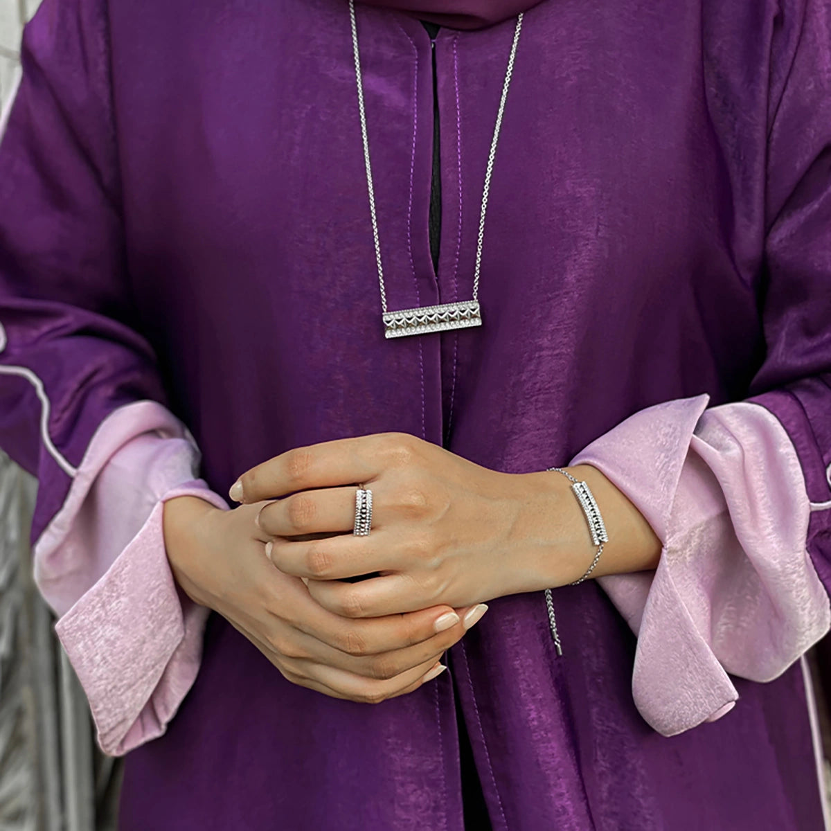 نورة / عقد باللون الفضي