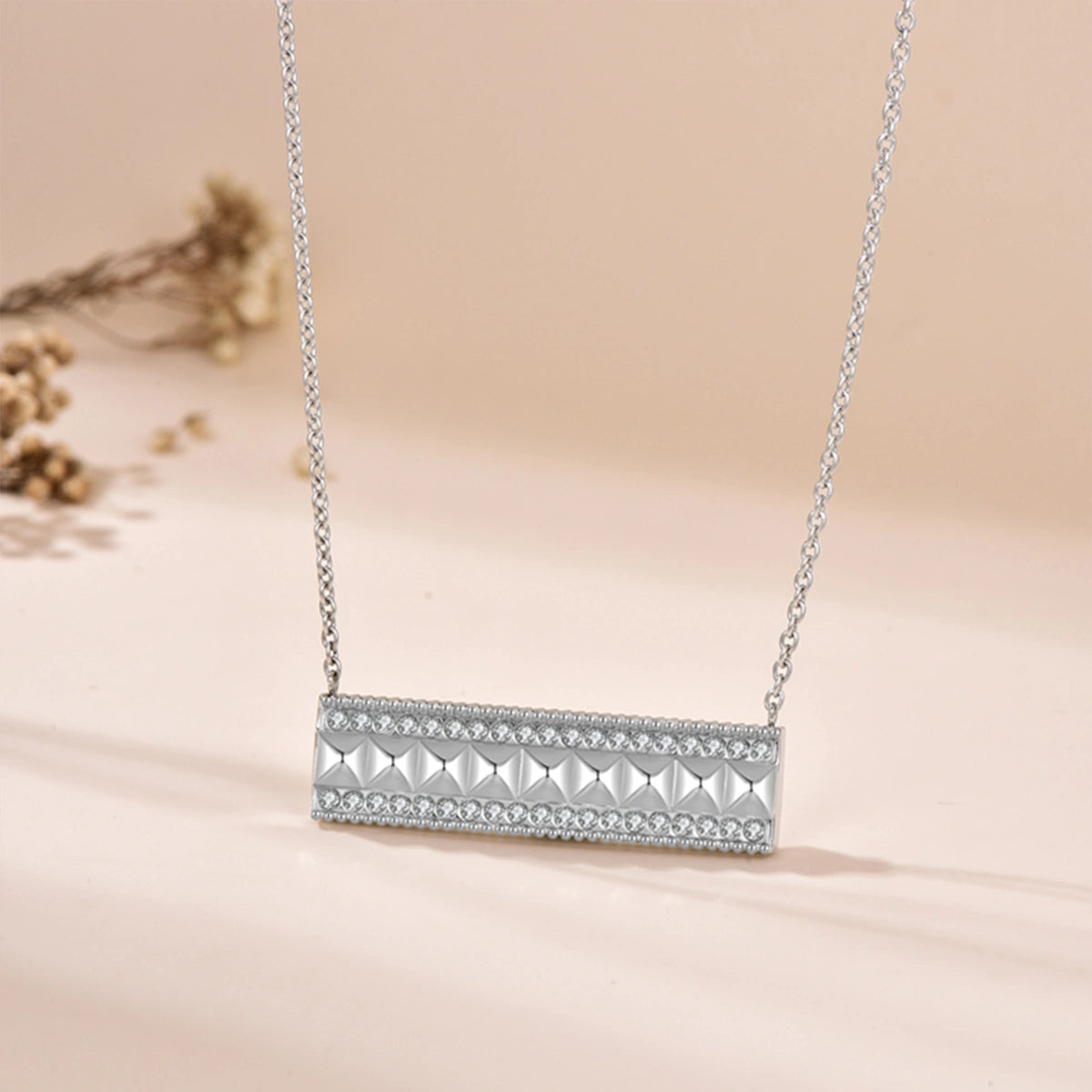 نورة / عقد باللون الفضي