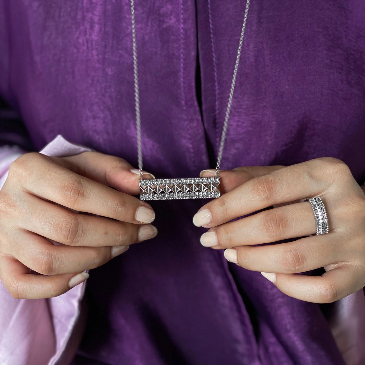 نورة / عقد باللون الفضي