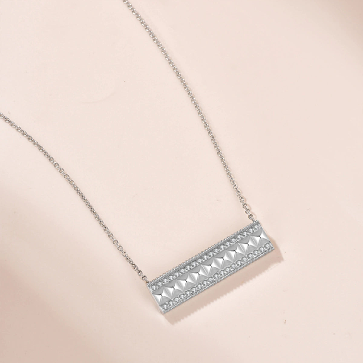 نورة / عقد باللون الفضي