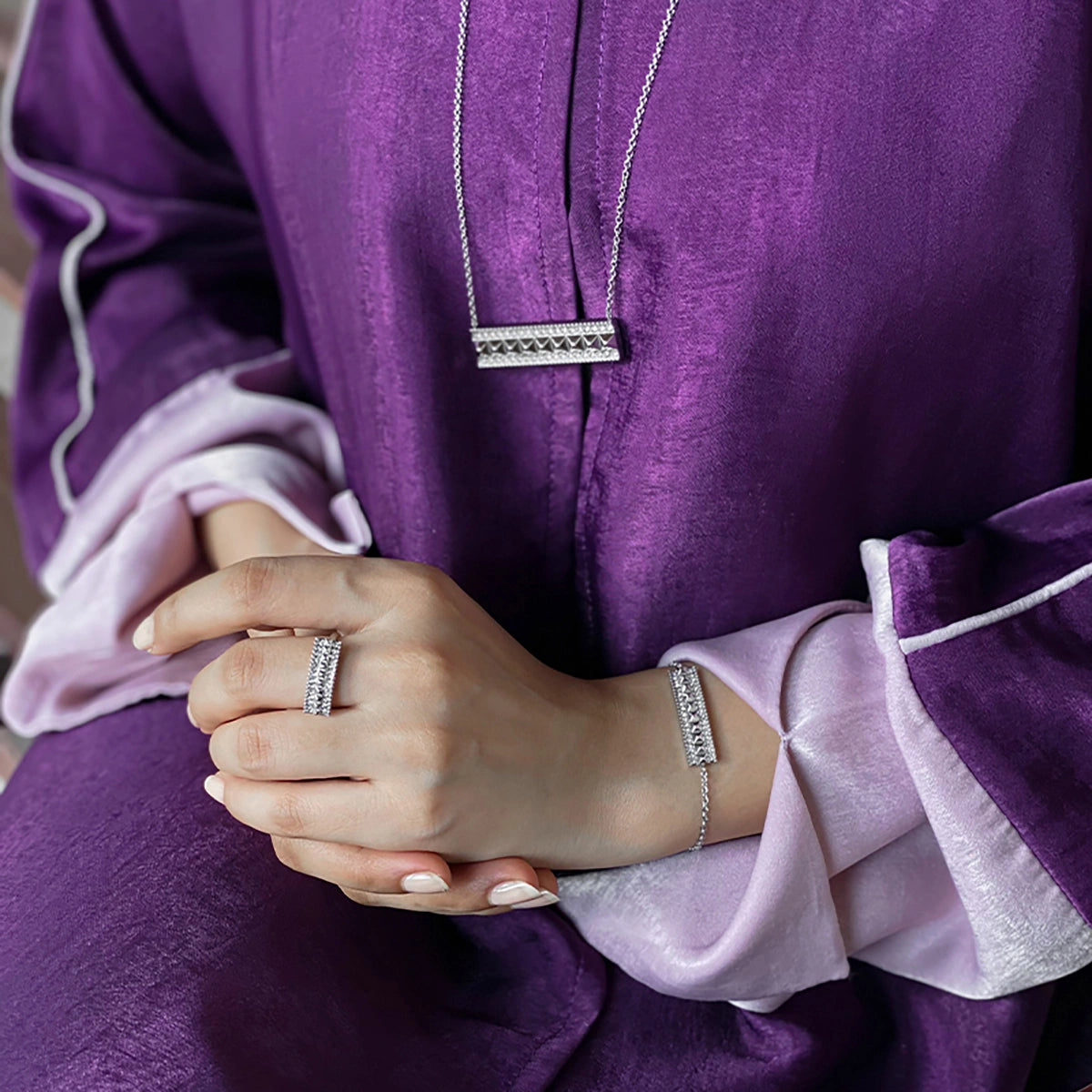 نورة / عقد باللون الفضي