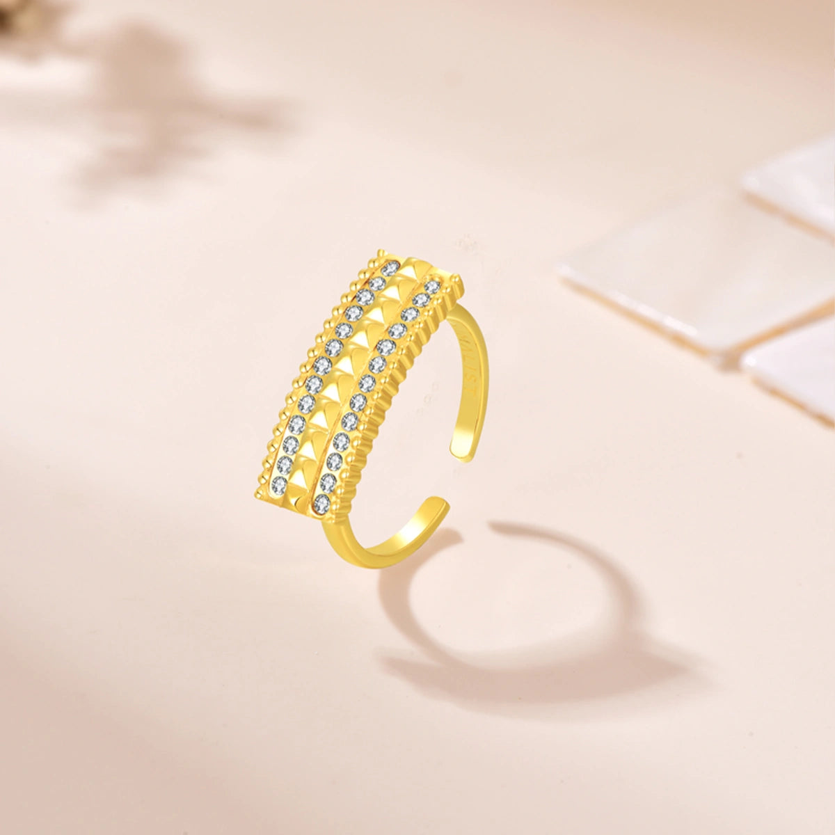 نورة / خاتم بلون الذهب