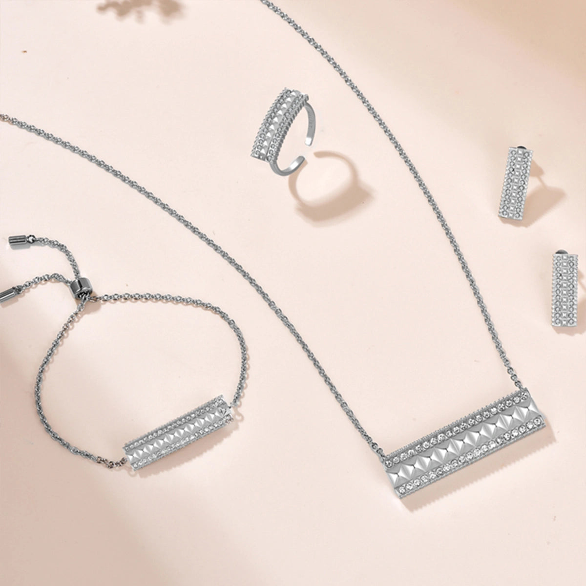 نورة / أقراط باللون الفضي