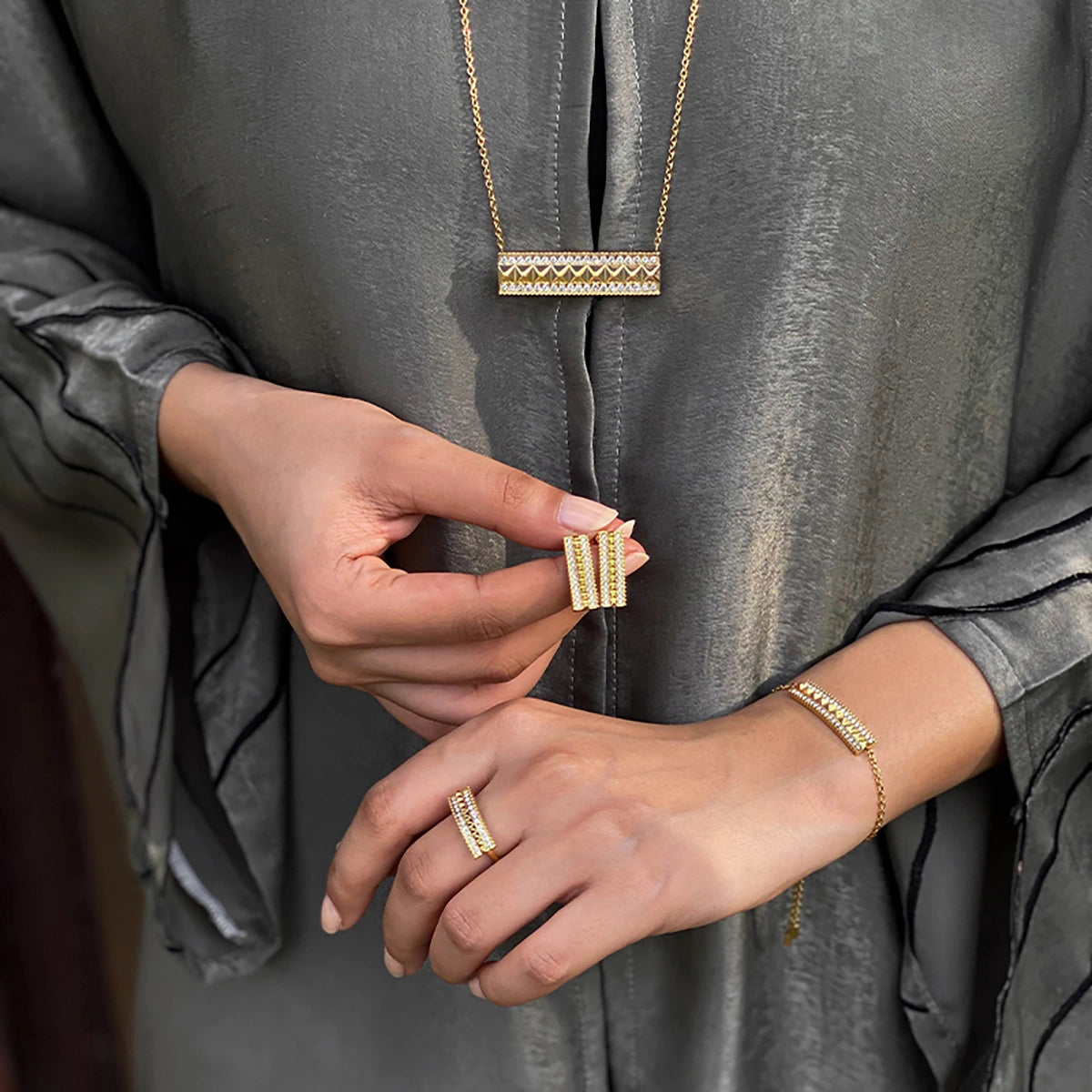 نورة / طقم باللون الذهبي