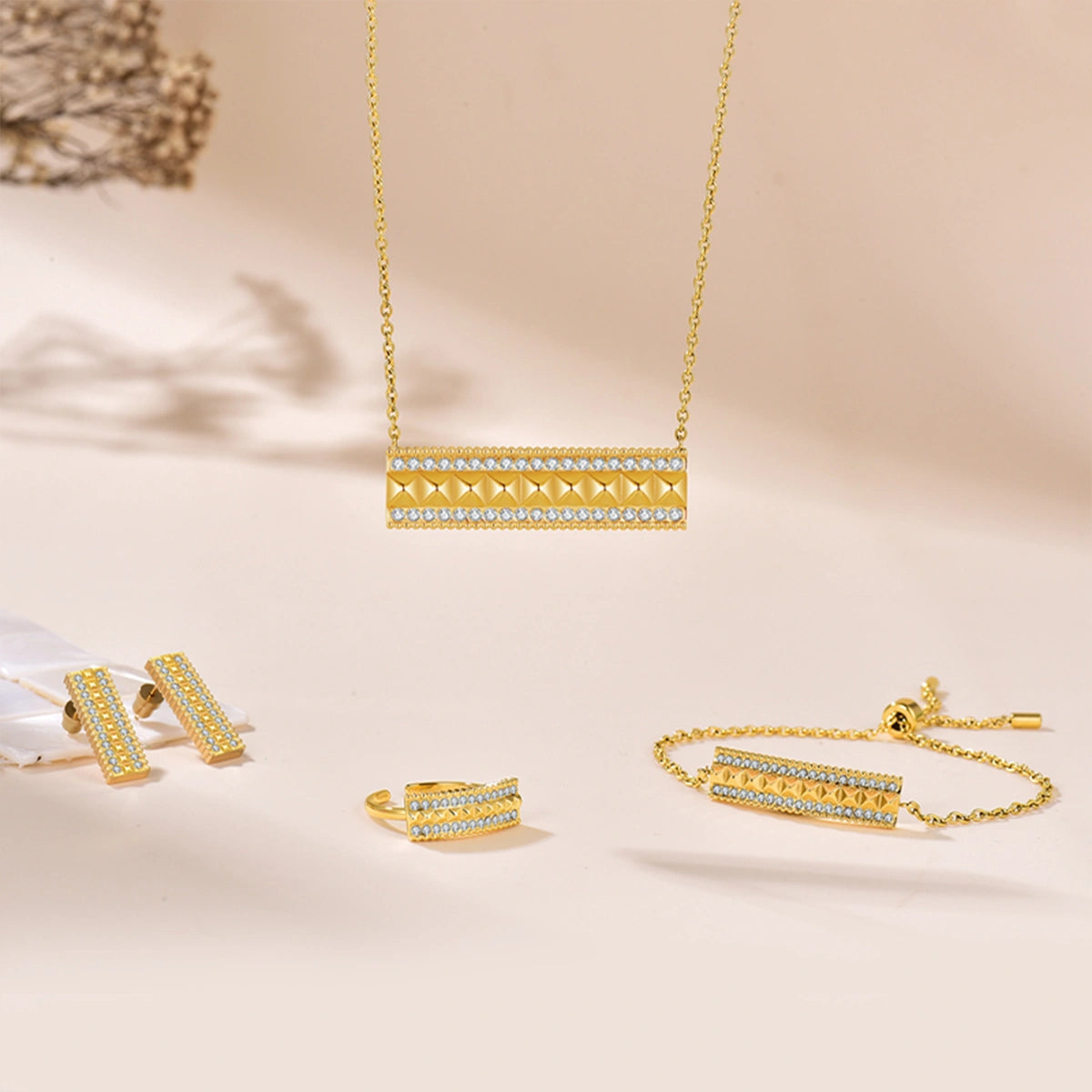 نورة / طقم باللون الذهبي