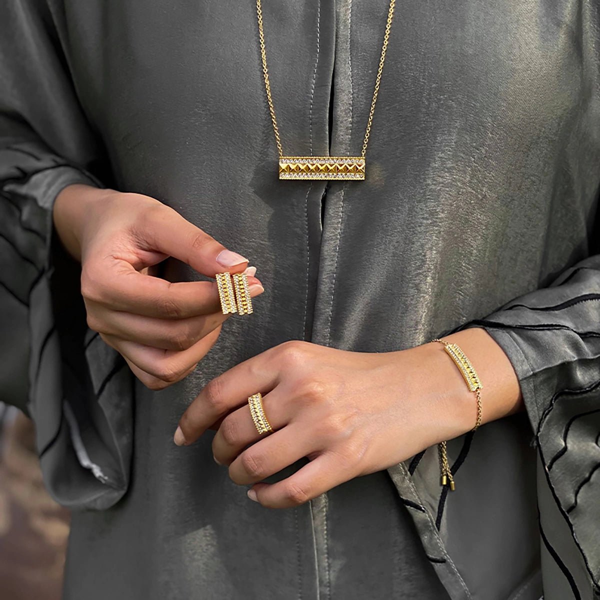 نورة / سوار بلون الذهب