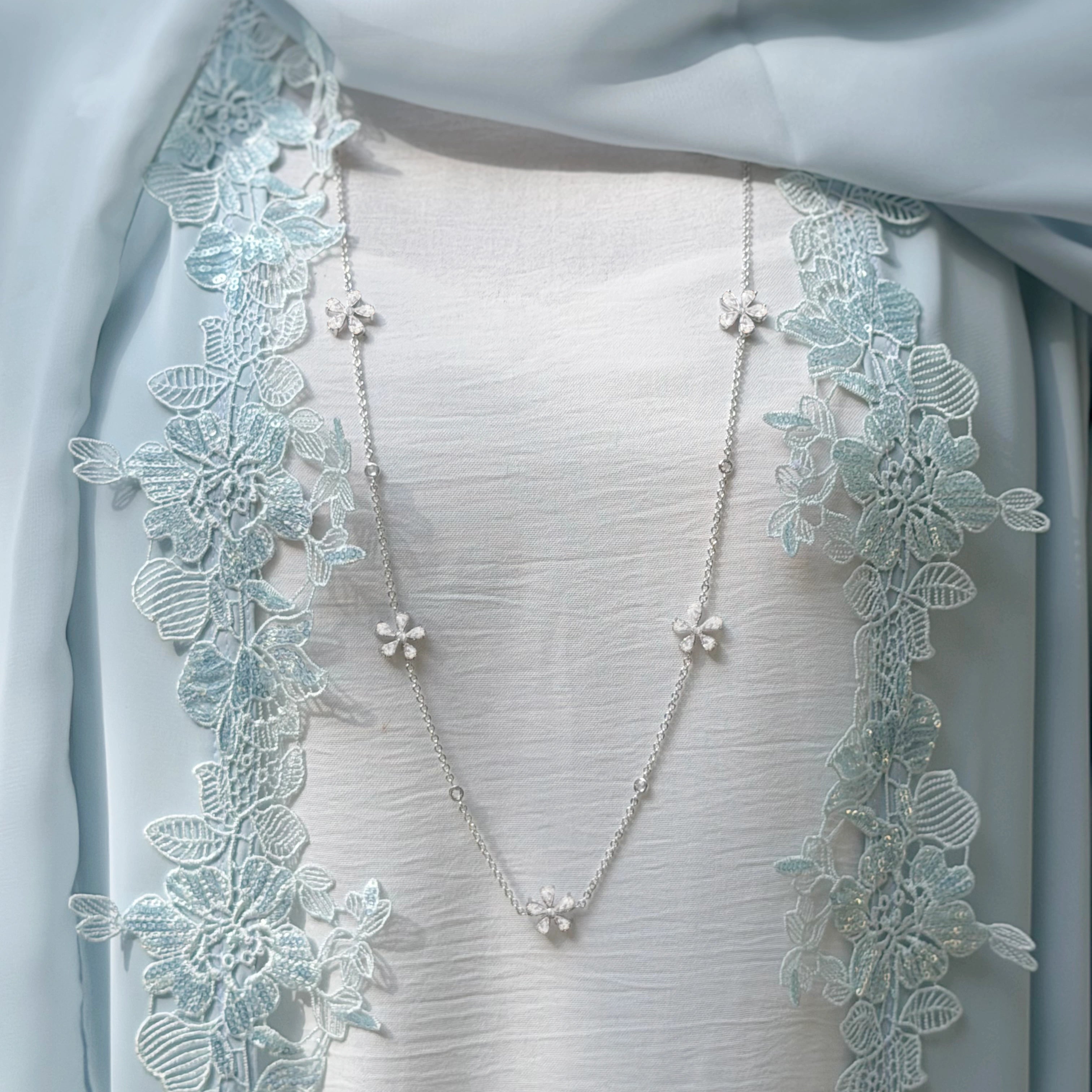 ديزي فلاور/ تصميم بزخارف متعددة قلادة باللون الفضي