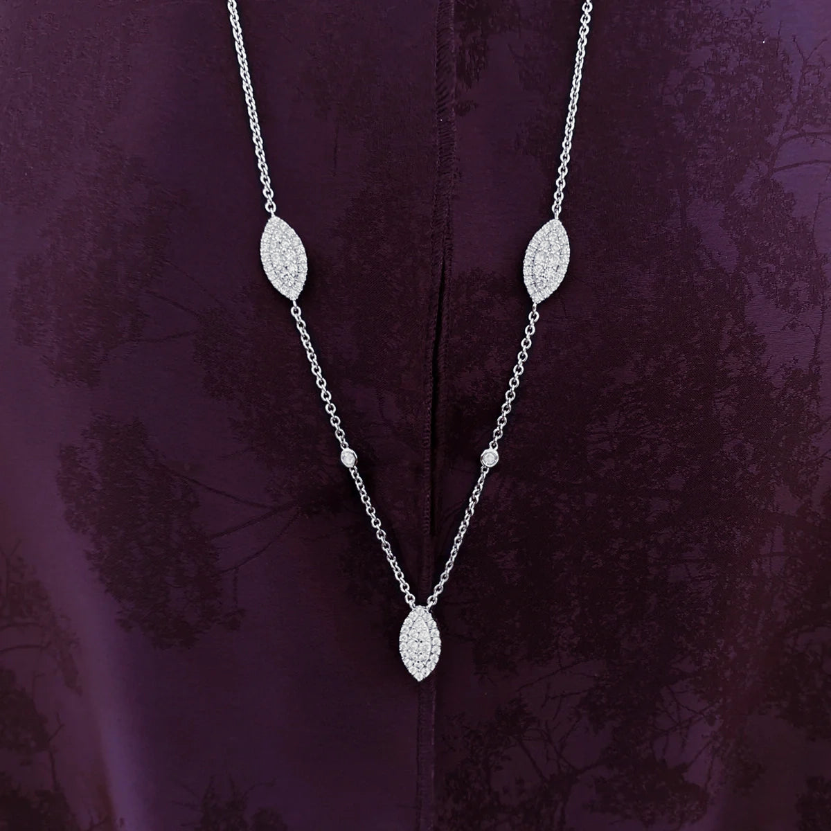 ديزي ليف / قلادة باللون الفضي