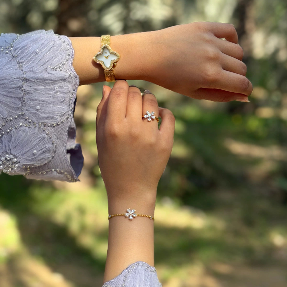 ديزي فلاور/ سوار باللون الذهبي