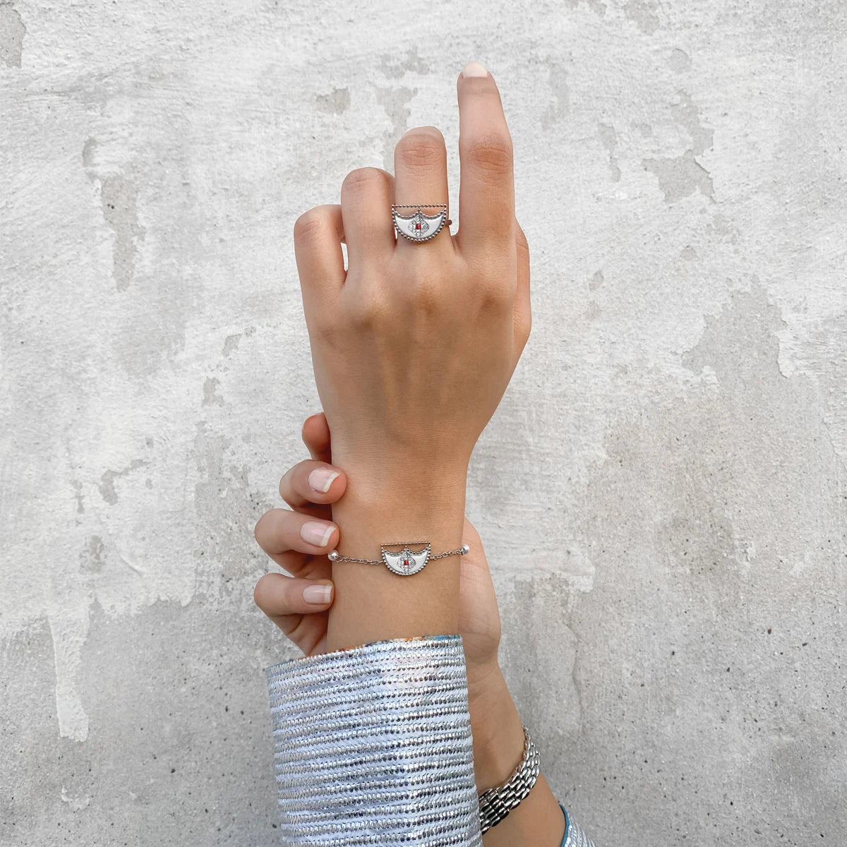 شناف / اسوارة اللؤلؤ باللون الفضي