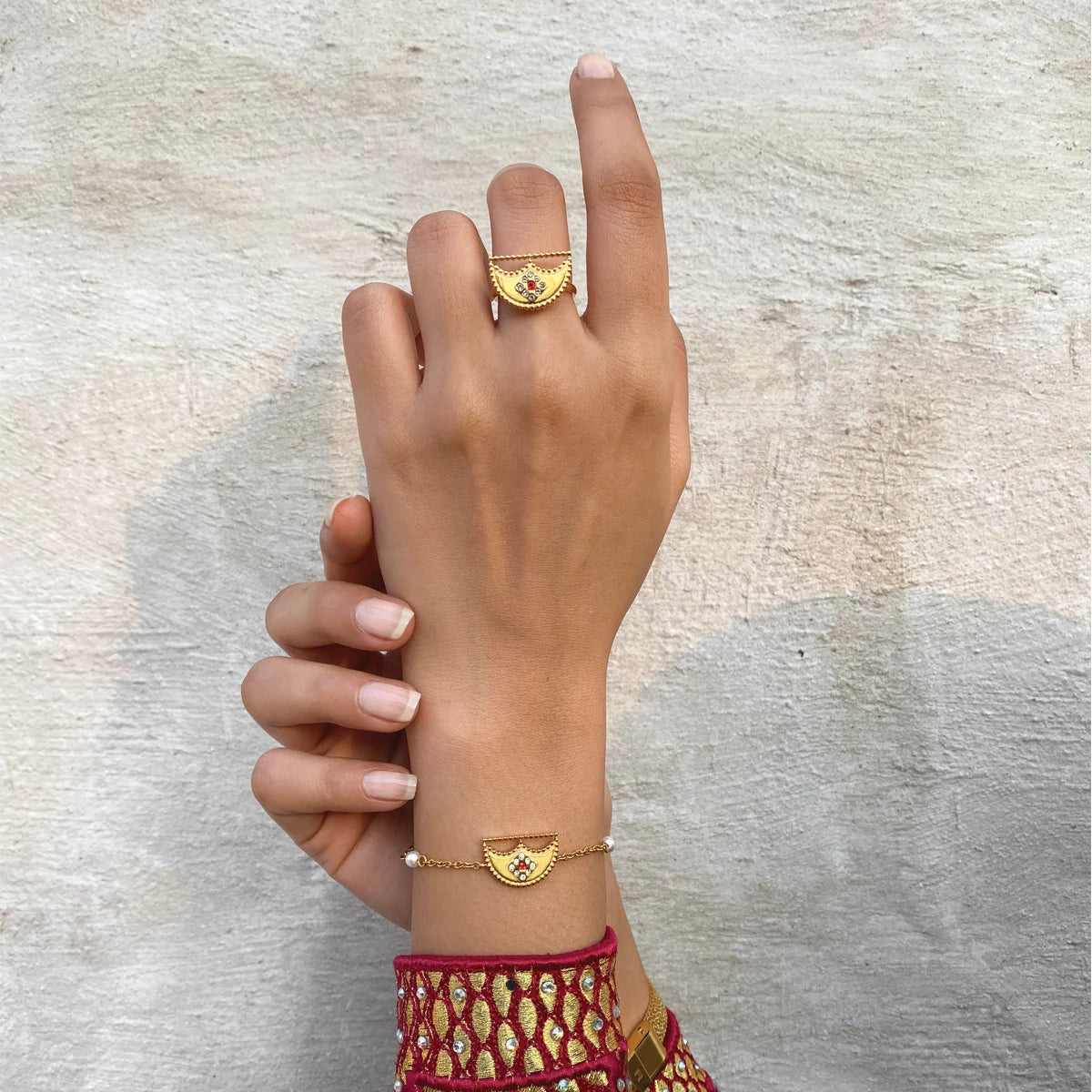 شناف / اسوارة اللؤلؤ باللون الذهبي