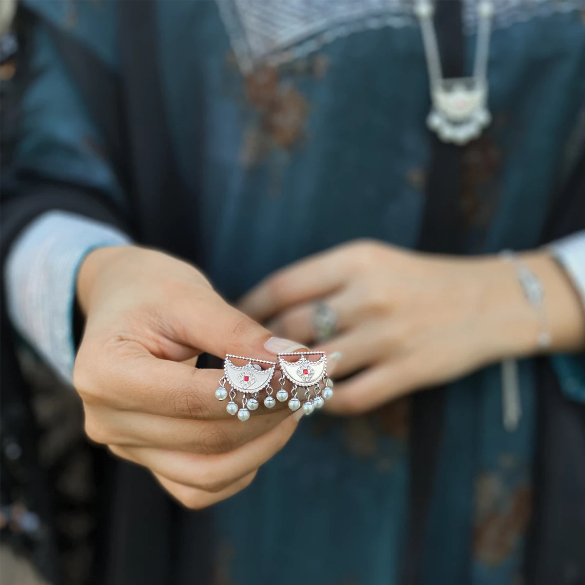 شناف /أقراط اللؤلؤ باللون الفضي