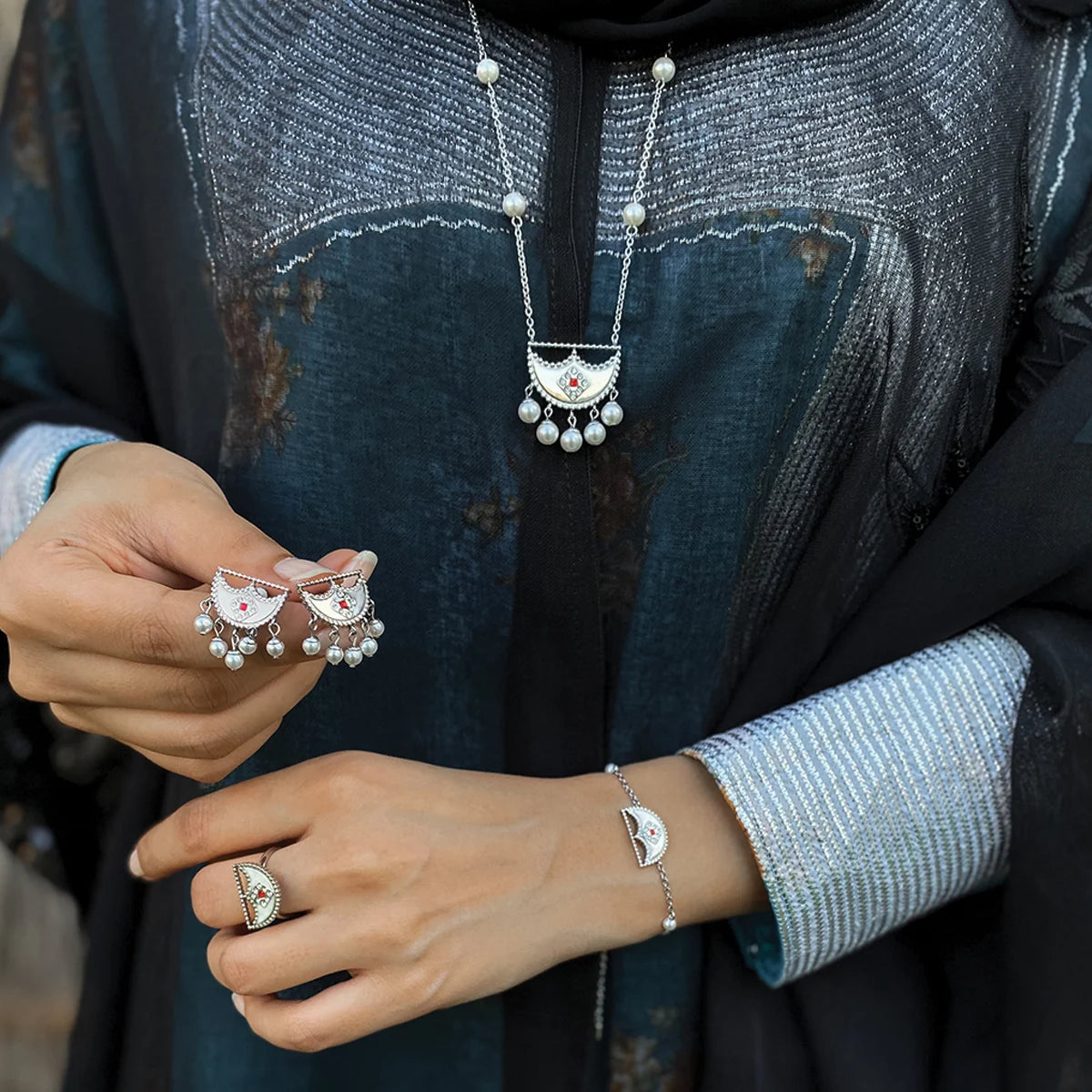 شناف /أقراط اللؤلؤ باللون الفضي