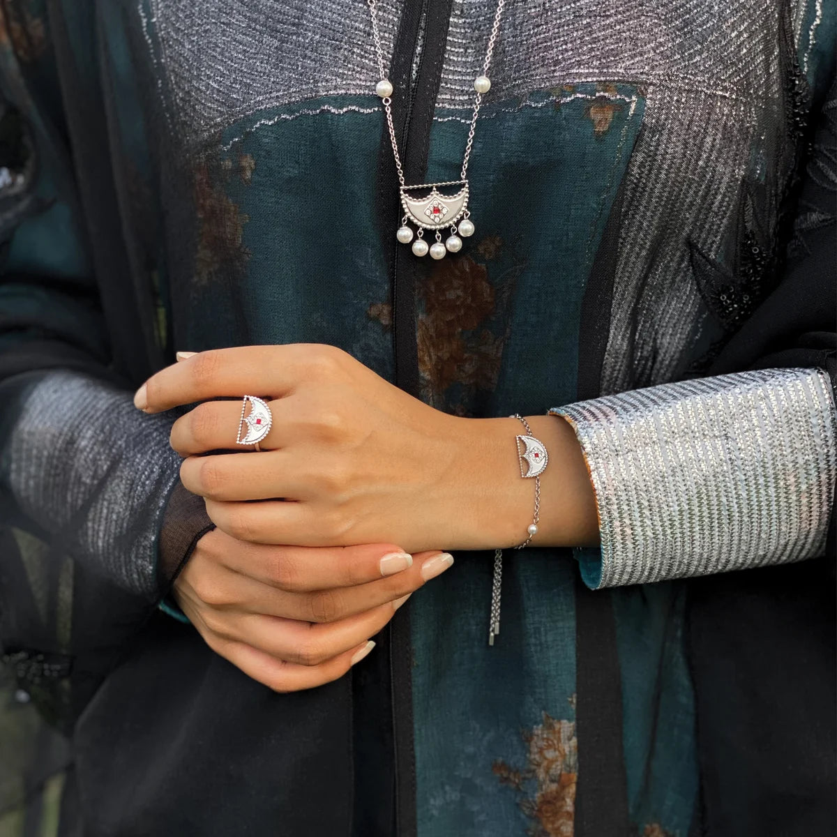 شناف / طقم اللؤلؤ باللون الفضي