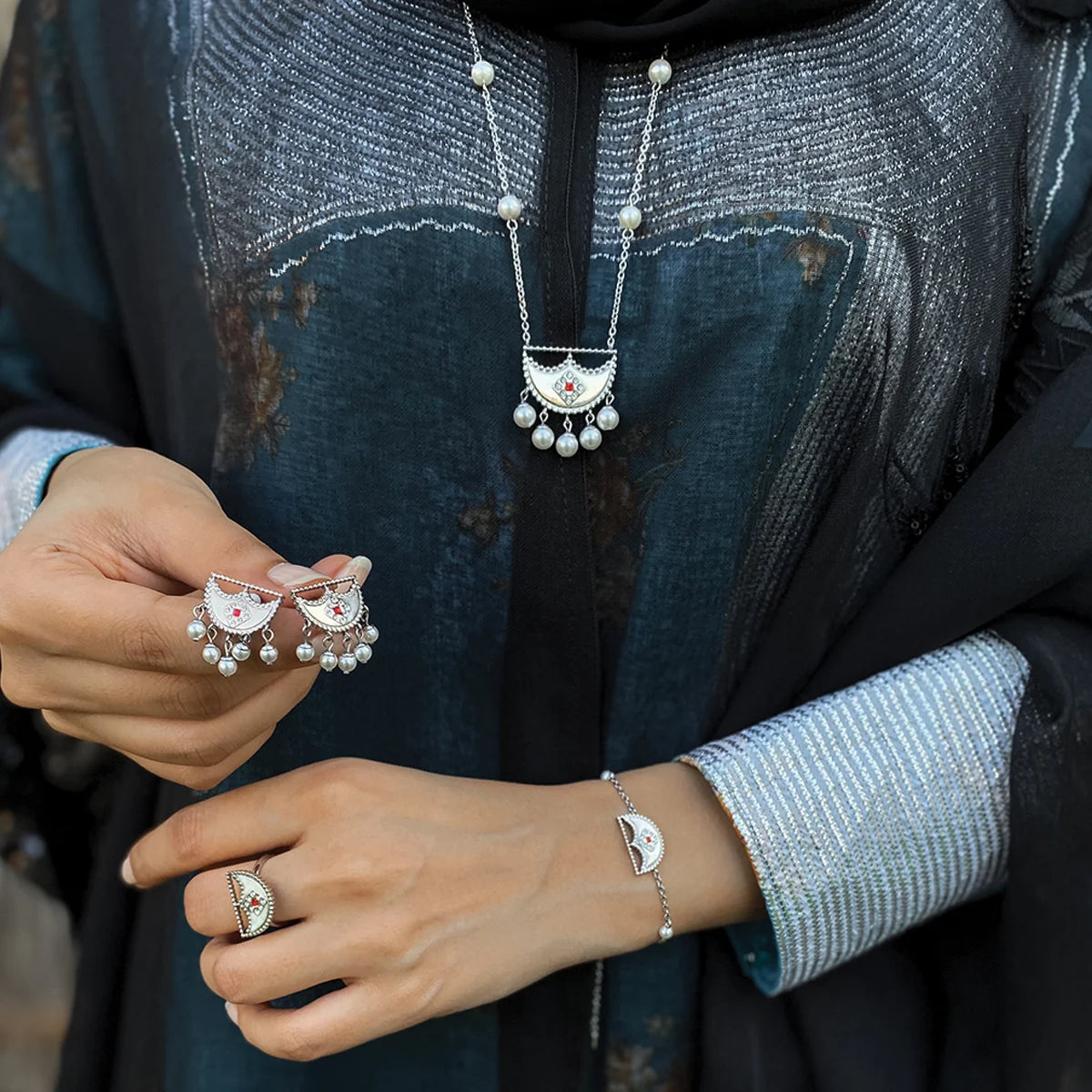 شناف / طقم اللؤلؤ باللون الفضي