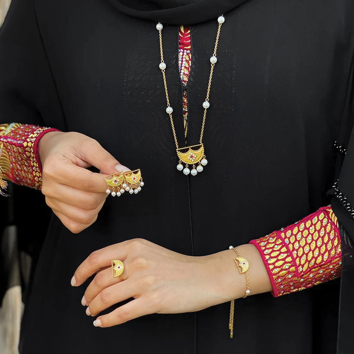 شناف / طقم اللؤلؤ باللون الذهبي