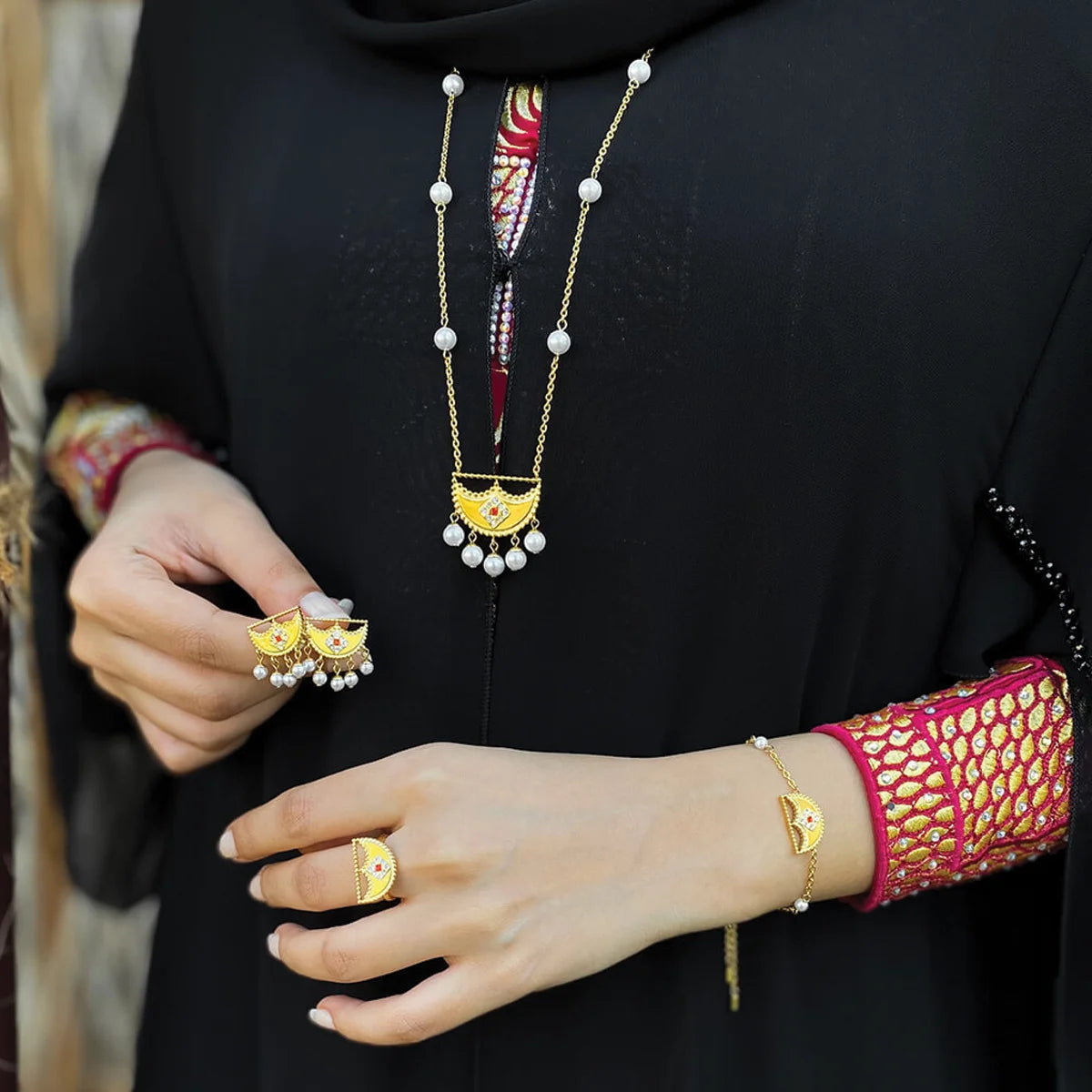 شناف / طقم اللؤلؤ باللون الذهبي