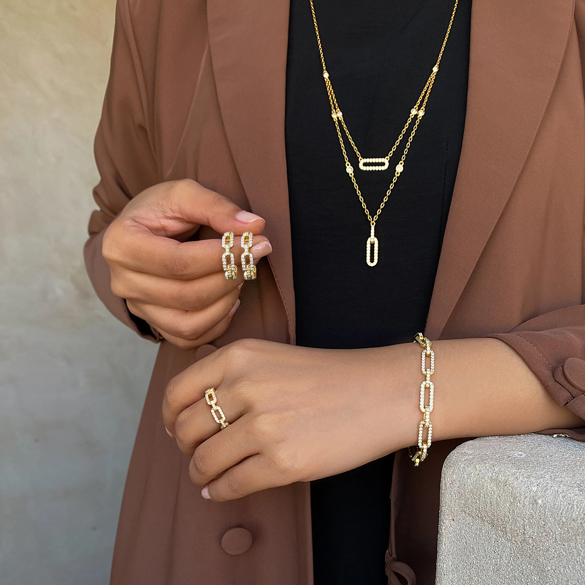 لينكس/ طقم باللون الذهبي بالتصميم الكلاسيكي