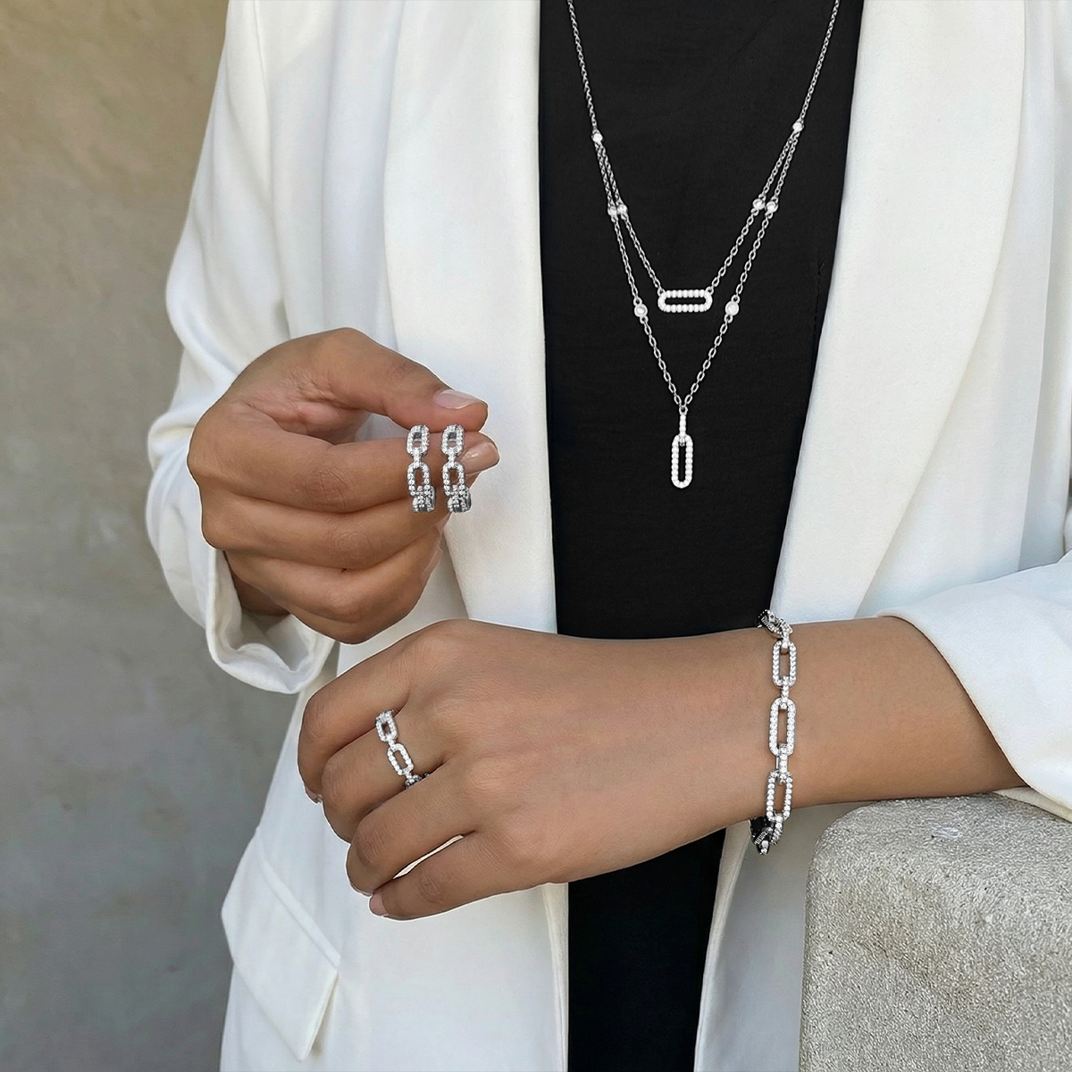 لينكس/ طقم باللون الفضي بالتصميم الكلاسيكي