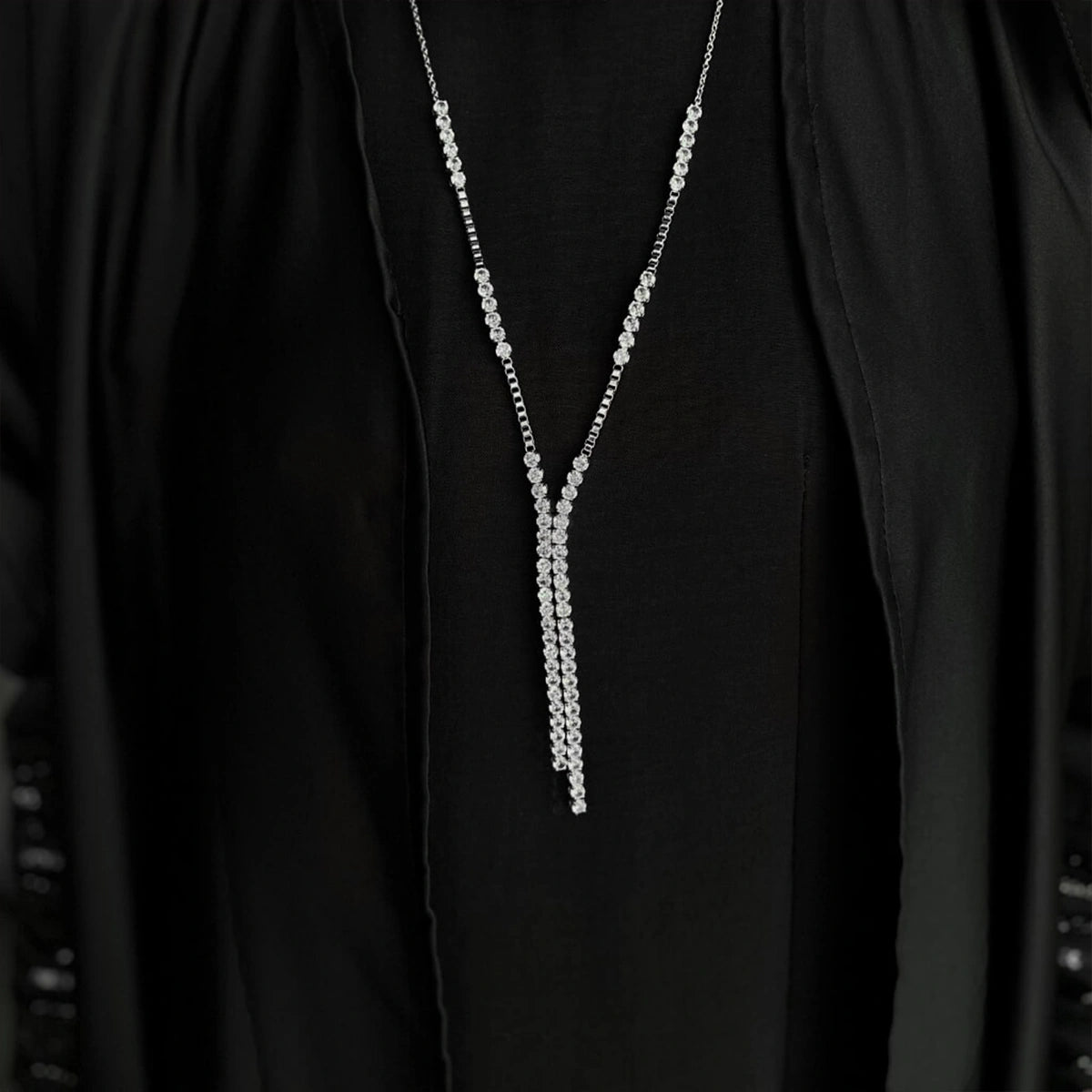 تنس / قلادة باللون الفضي