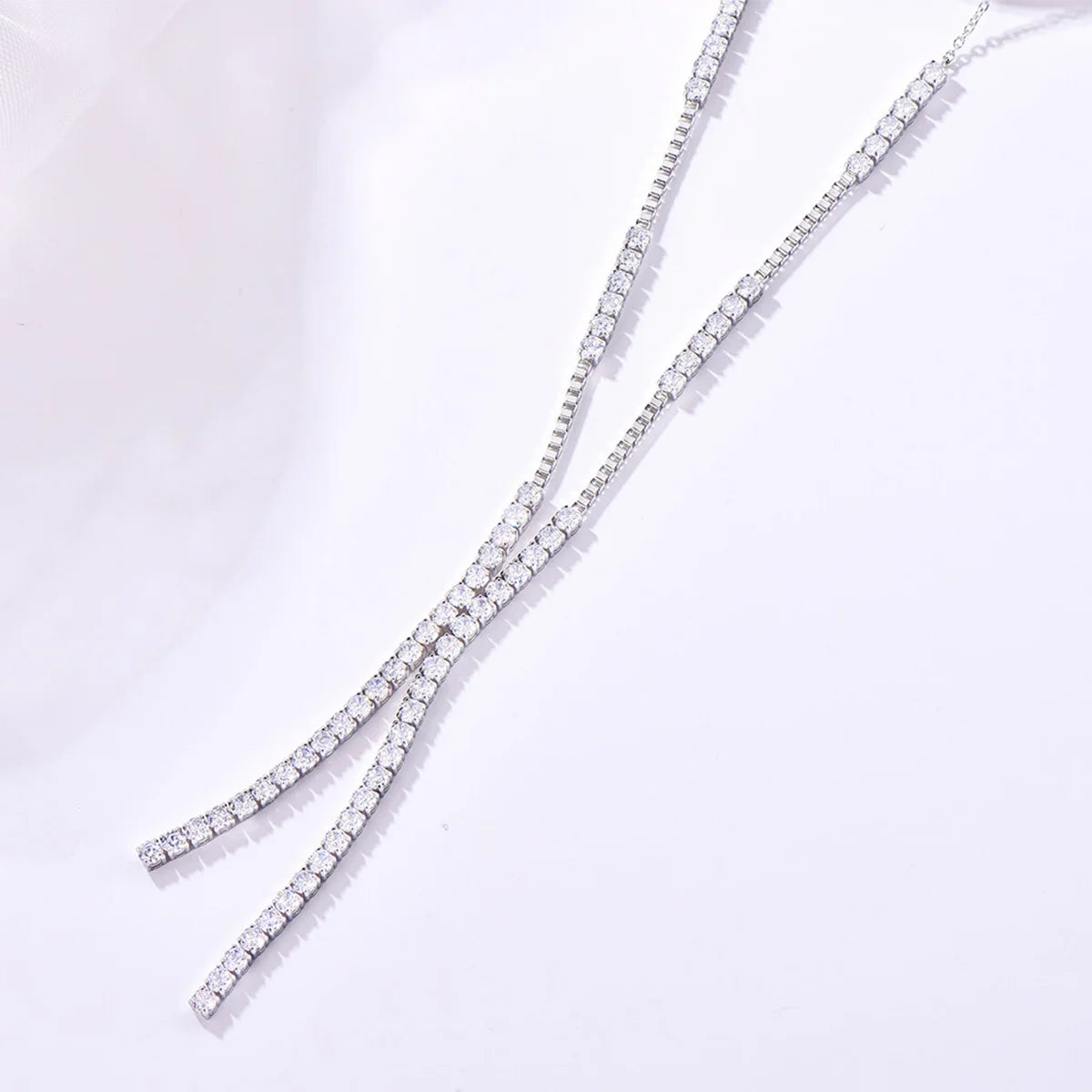 تنس / قلادة باللون الفضي