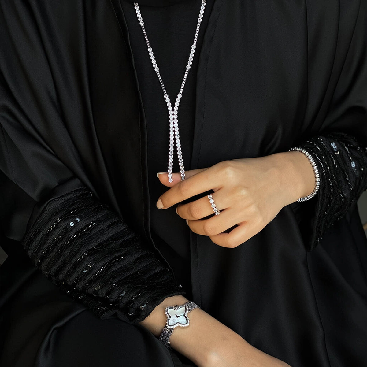 تنس / قلادة باللون الفضي