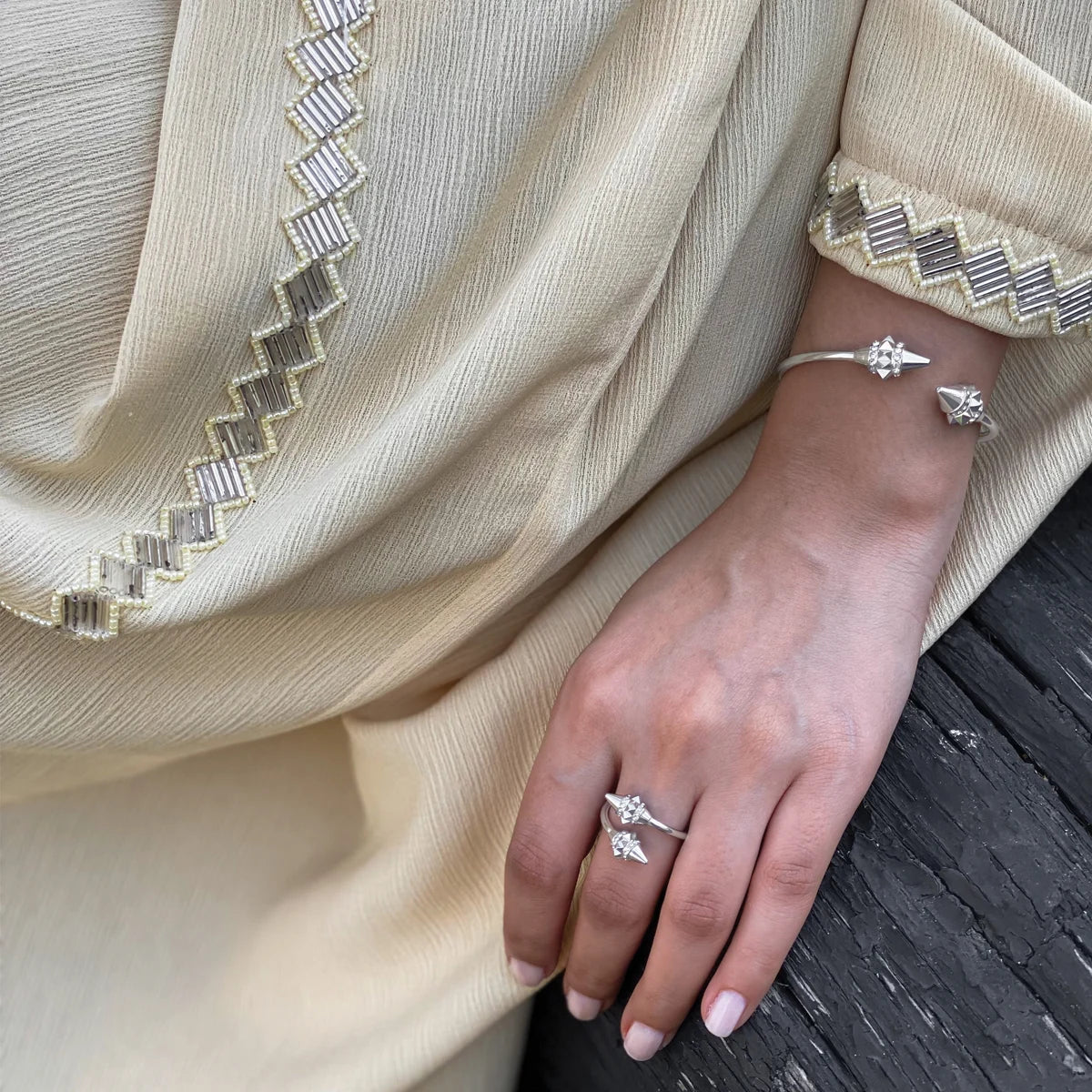 تراث / سوار باللون الفضي