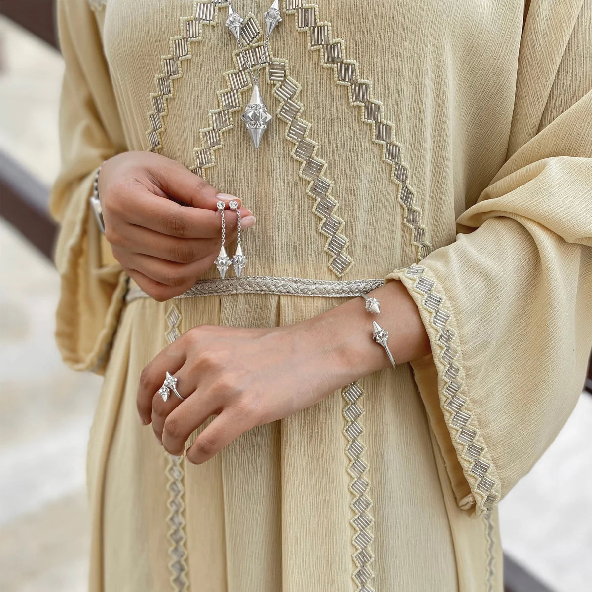 تراث / أقراط باللون الفضي