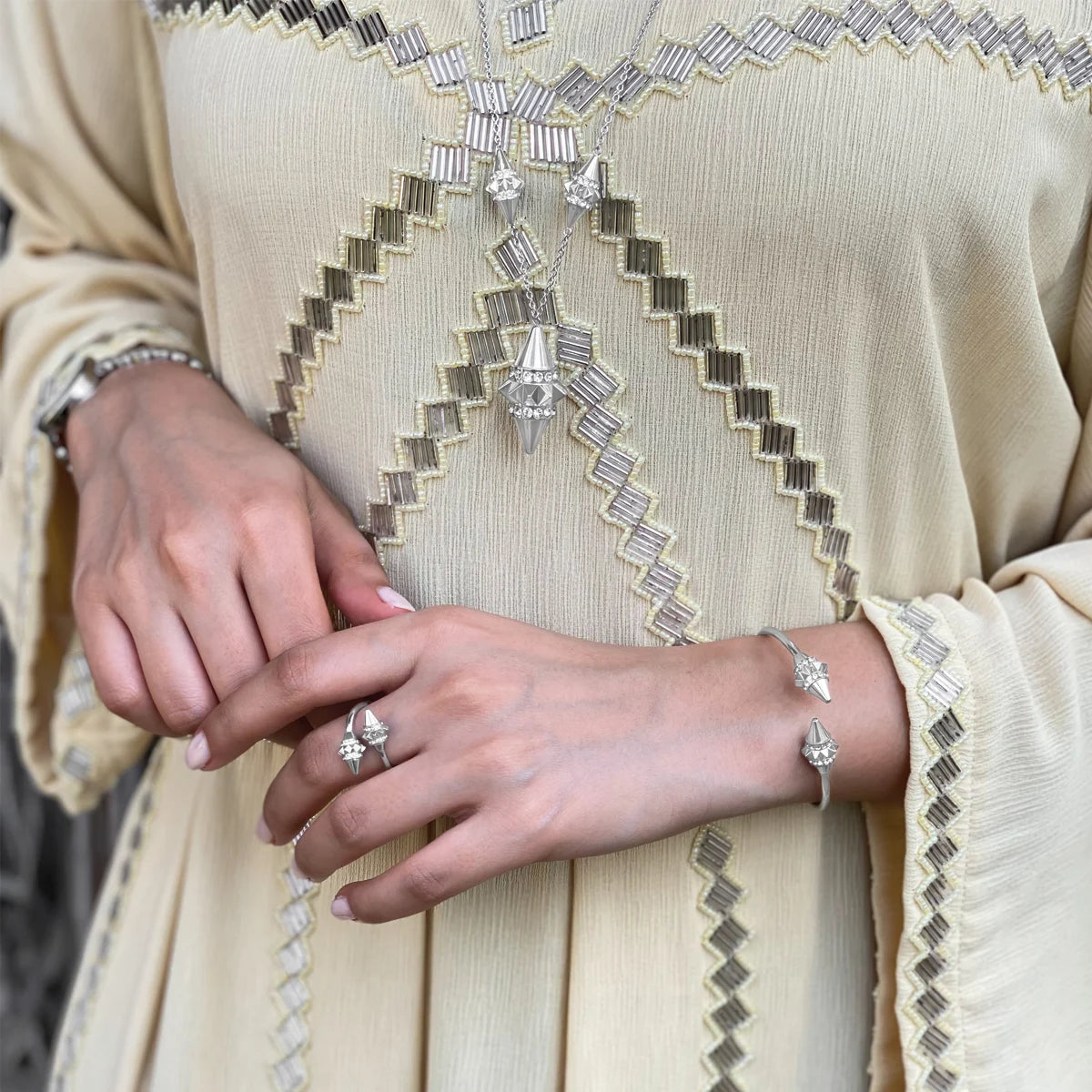 تراث / سوار باللون الفضي