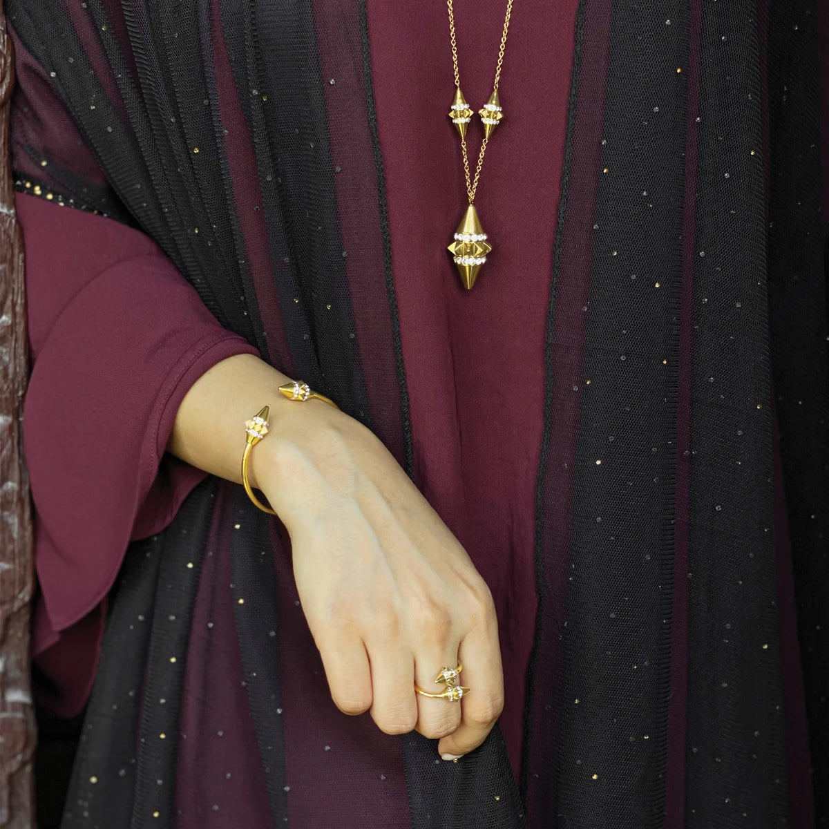 تراث / عقد باللون الذهبي