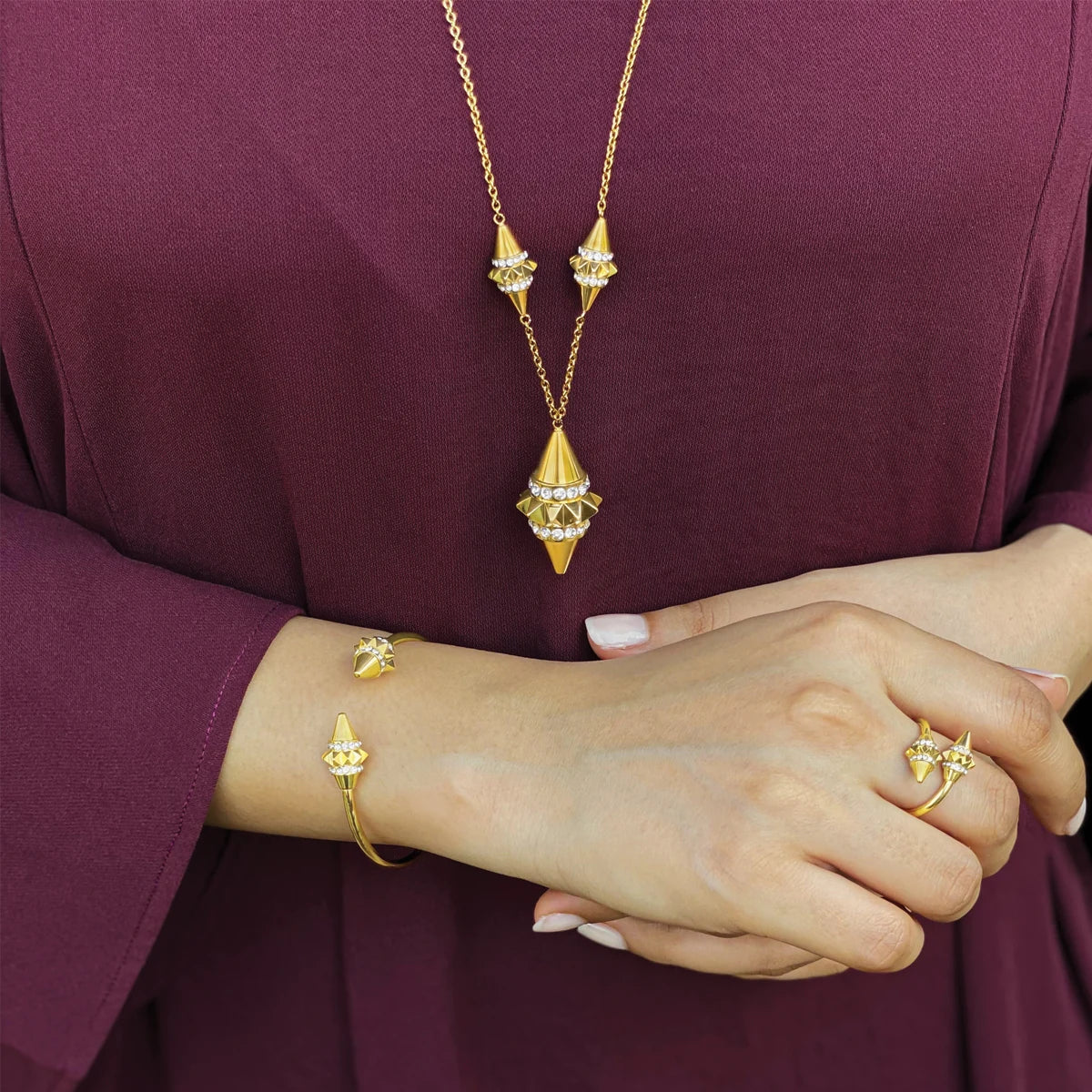 تراث / عقد باللون الذهبي