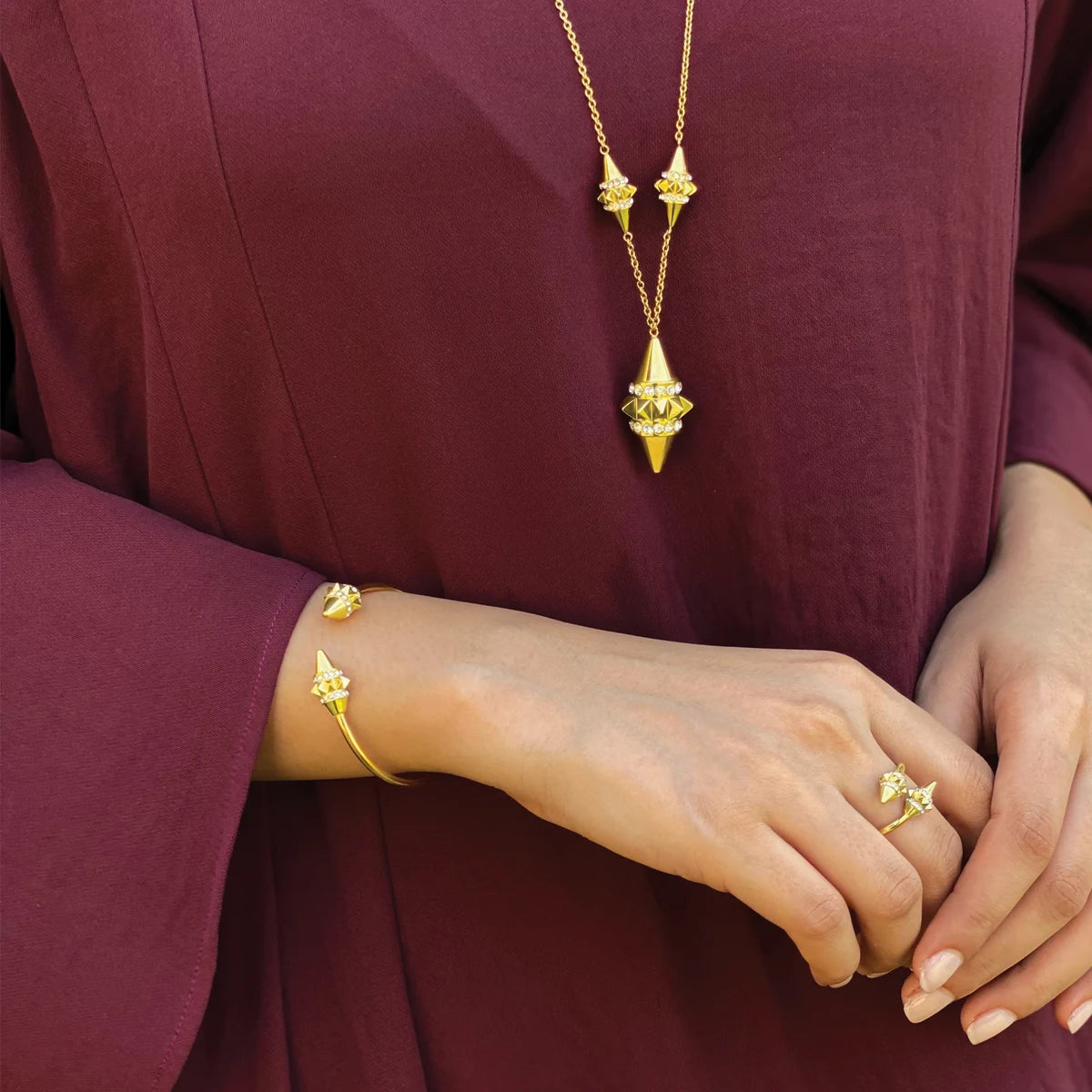 تراث / عقد باللون الذهبي