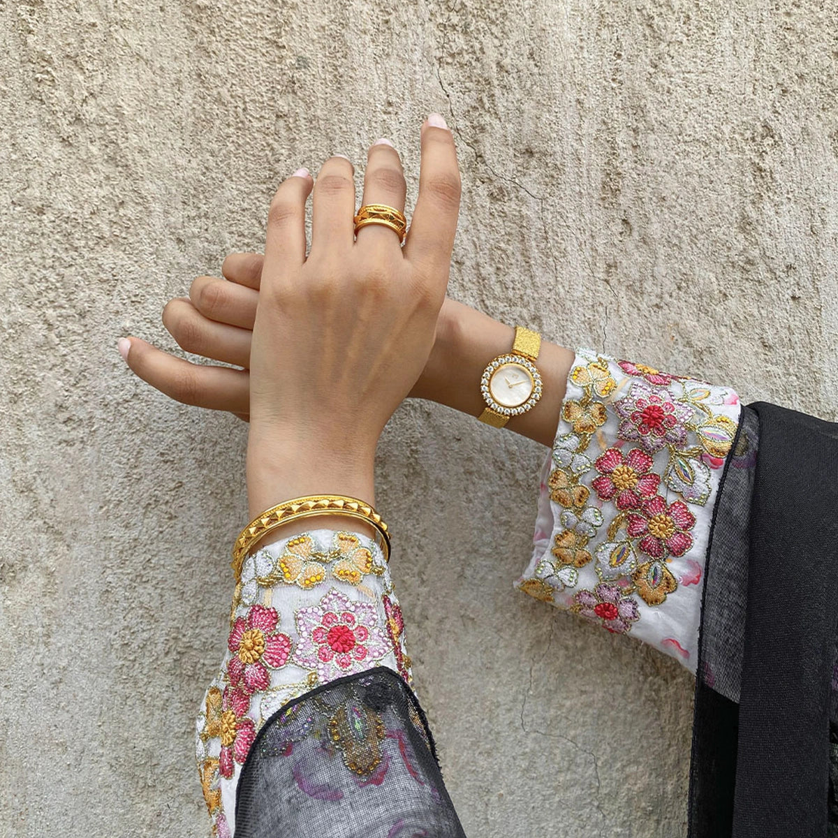 أناقة / سوار ذهبي