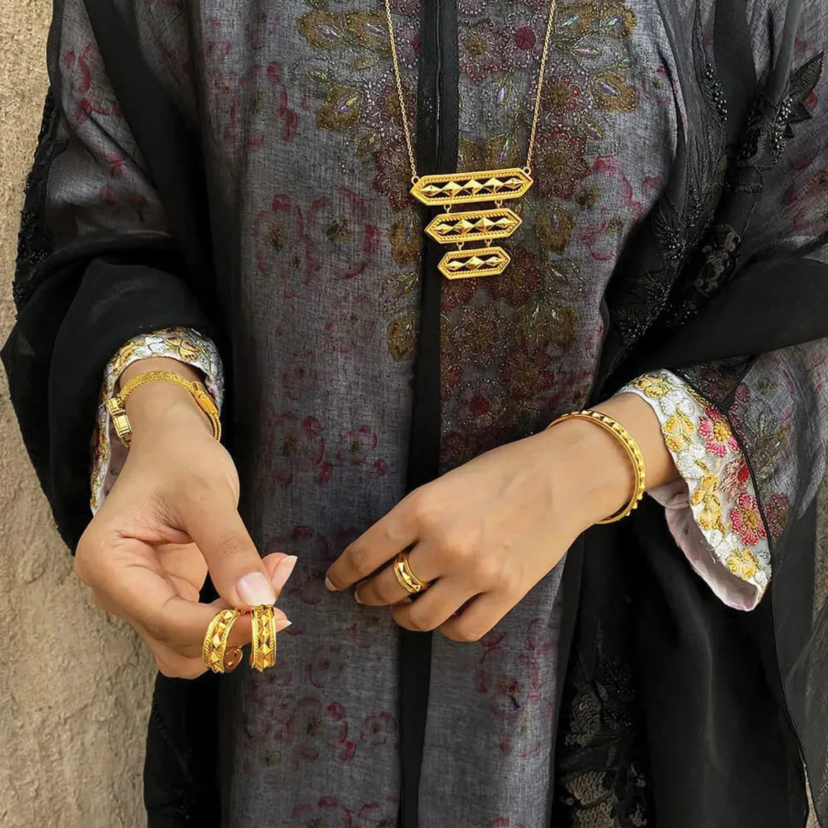 أناقة / طقم ذهبي