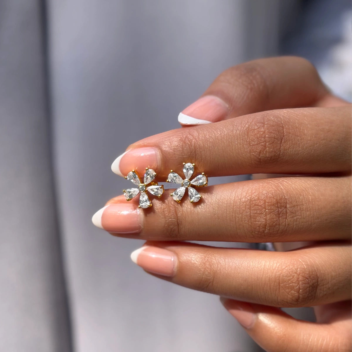 ديزي فلاور/ أقراط باللون الذهبي