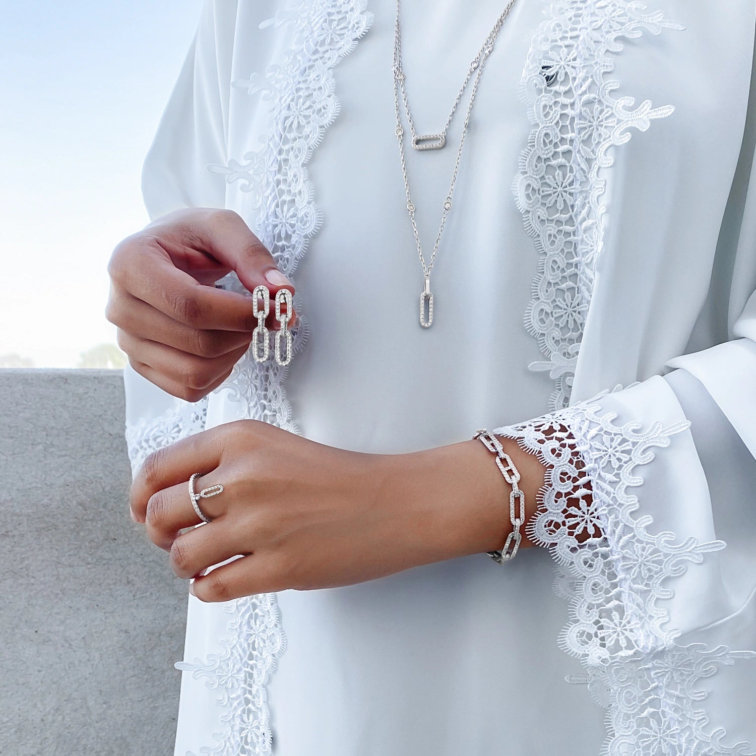 لينكس/ طقم باللون الفضي بالتصميم الأيقوني