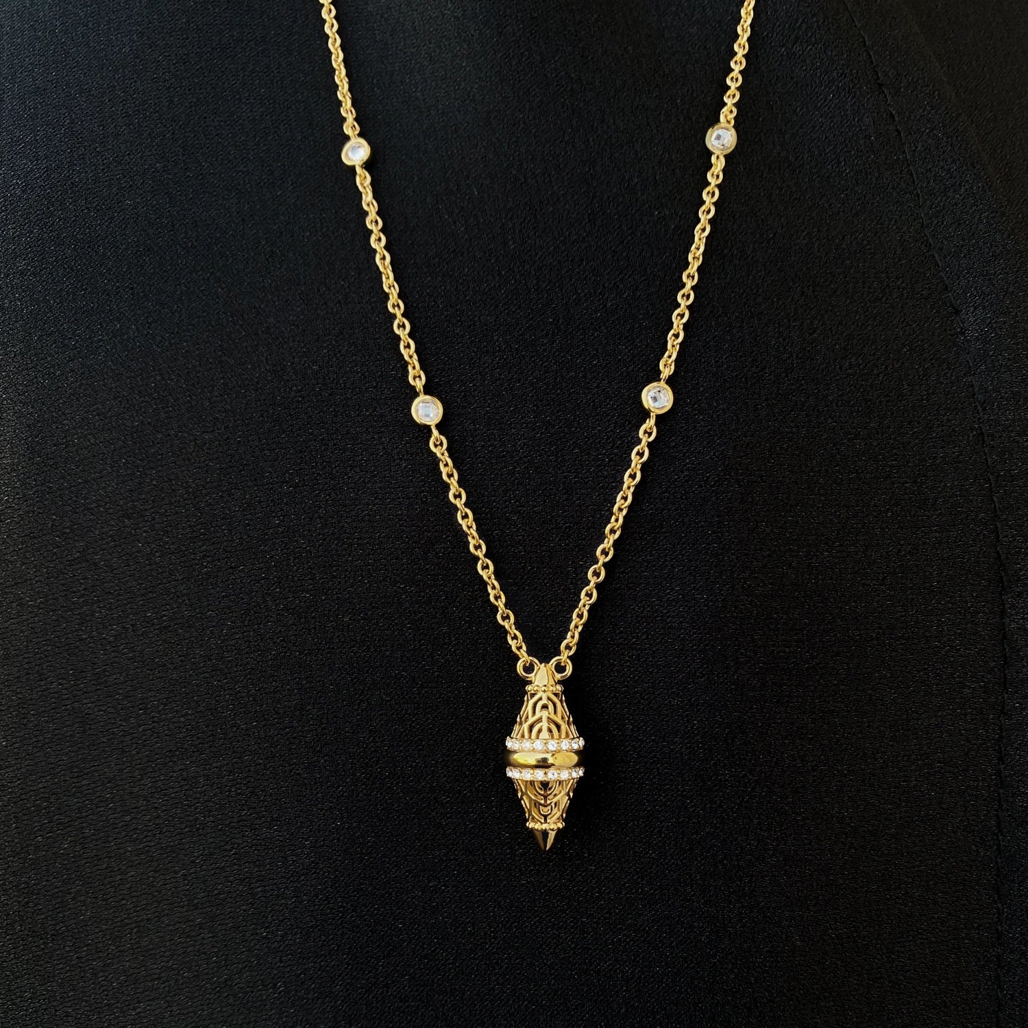 قلادة لانترن بتصميم بسيط / اللون الذهبي