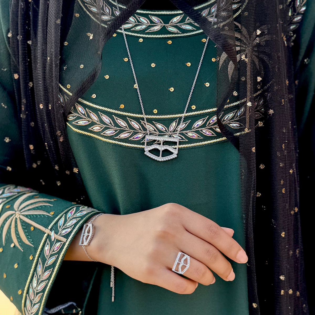 برقع / قلادة باللون الفضي