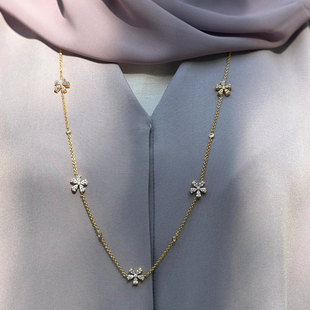 ديزي فلاور/ تصميم بزخارف متعددة  قلادة باللون الذهبي