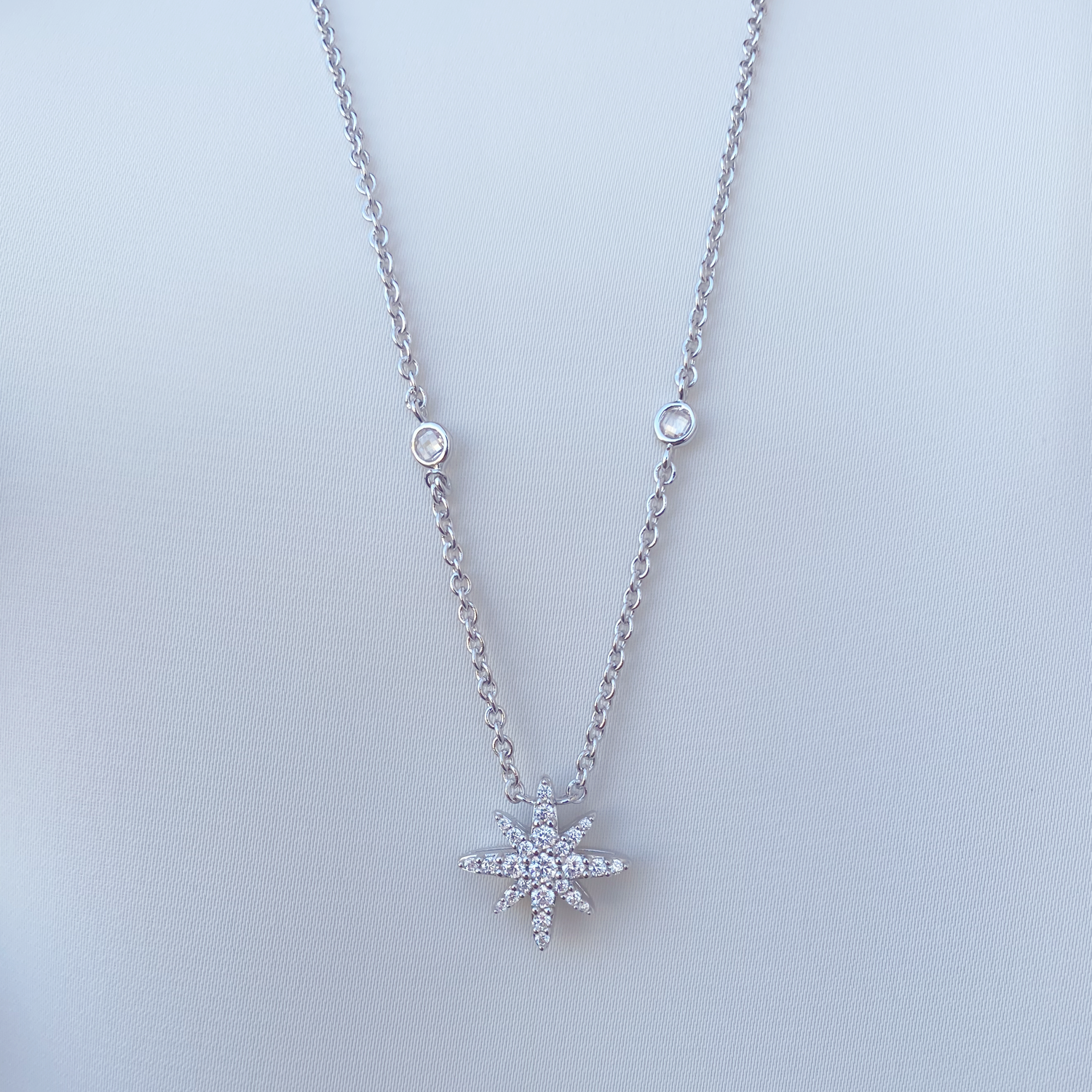 قلادة مون ستار  بتصميم بسيط / اللون الفضي