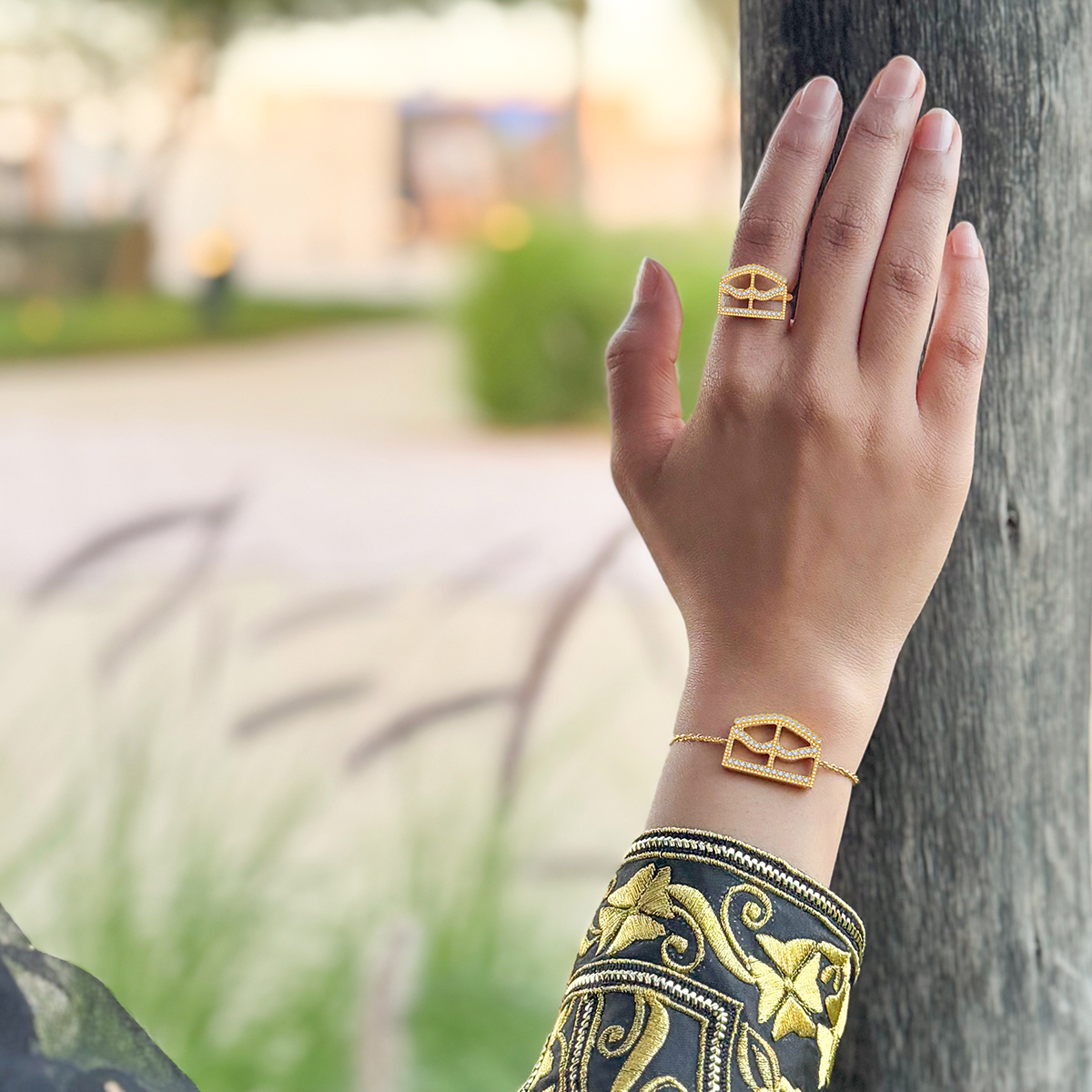 برقع / سوار باللون الذهبي