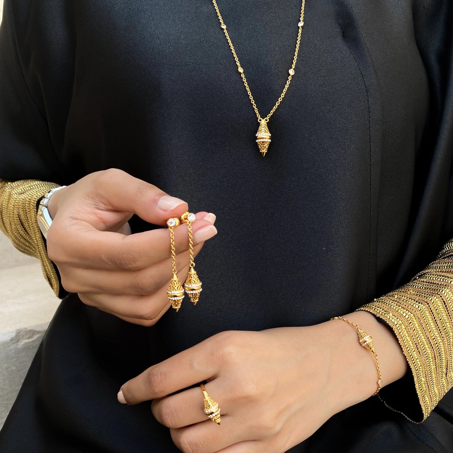 قلادة لانترن بتصميم بسيط / اللون الذهبي