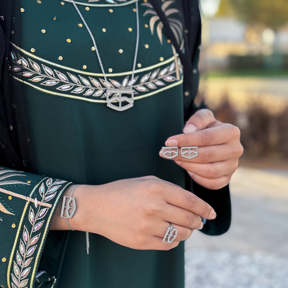 برقع / سوار باللون الفضي