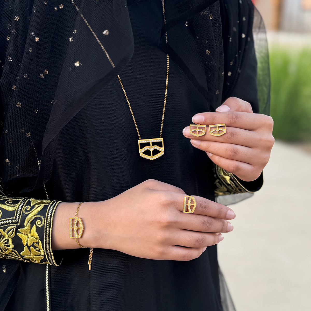 برقع / طقم باللون الذهبي