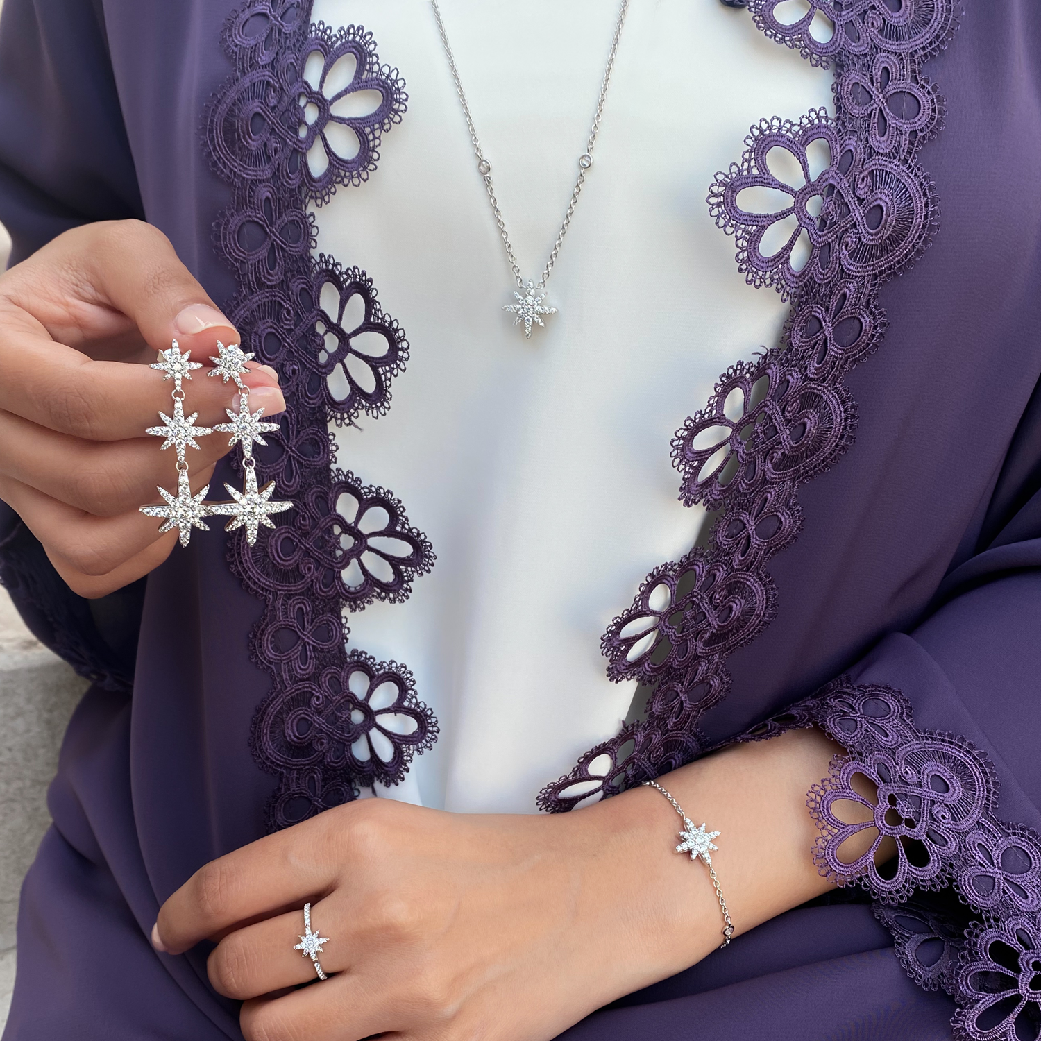 قلادة مون ستار  بتصميم بسيط / اللون الفضي