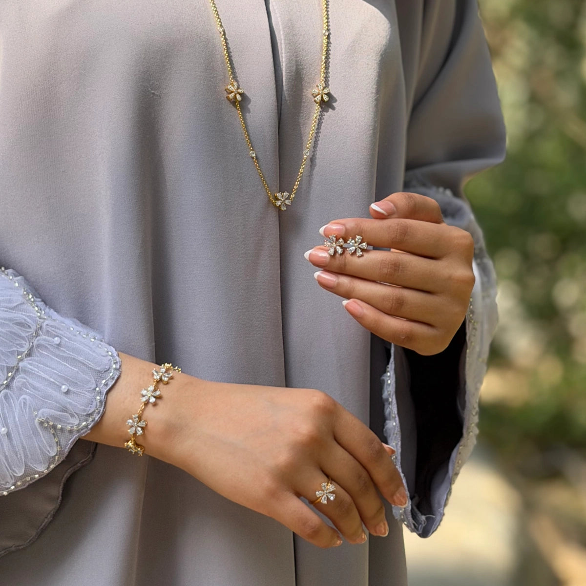 ديزي فلاور/ تصميم بزخارف متعددة طقم باللون الذهبي