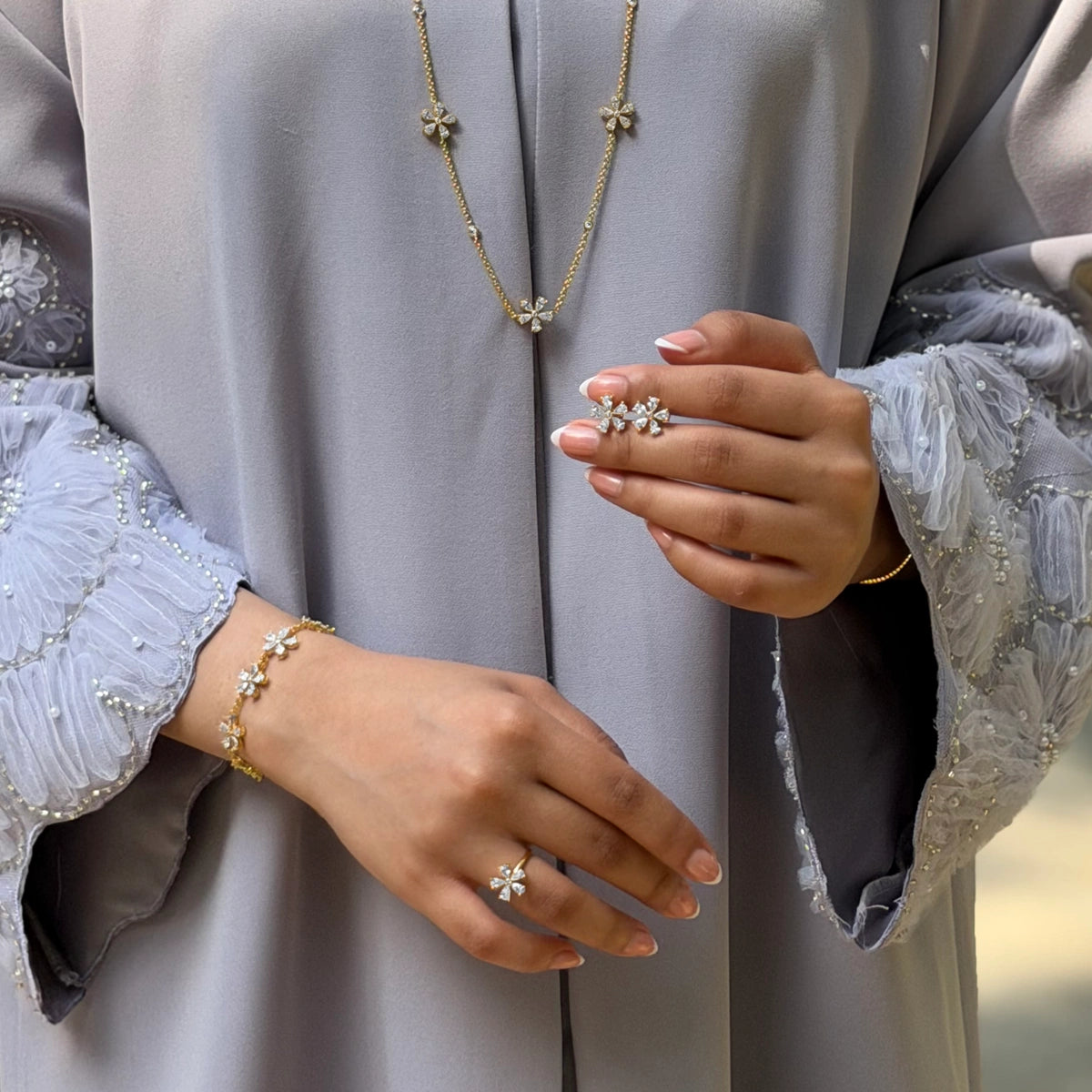 ديزي فلاور/ تصميم بزخارف متعددة طقم باللون الذهبي