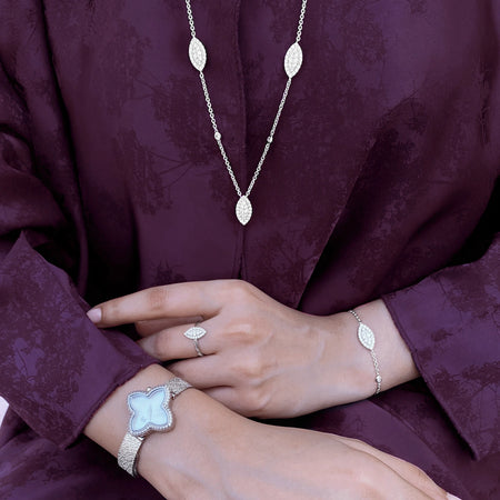 ديزي ليف / قلادة باللون الفضي